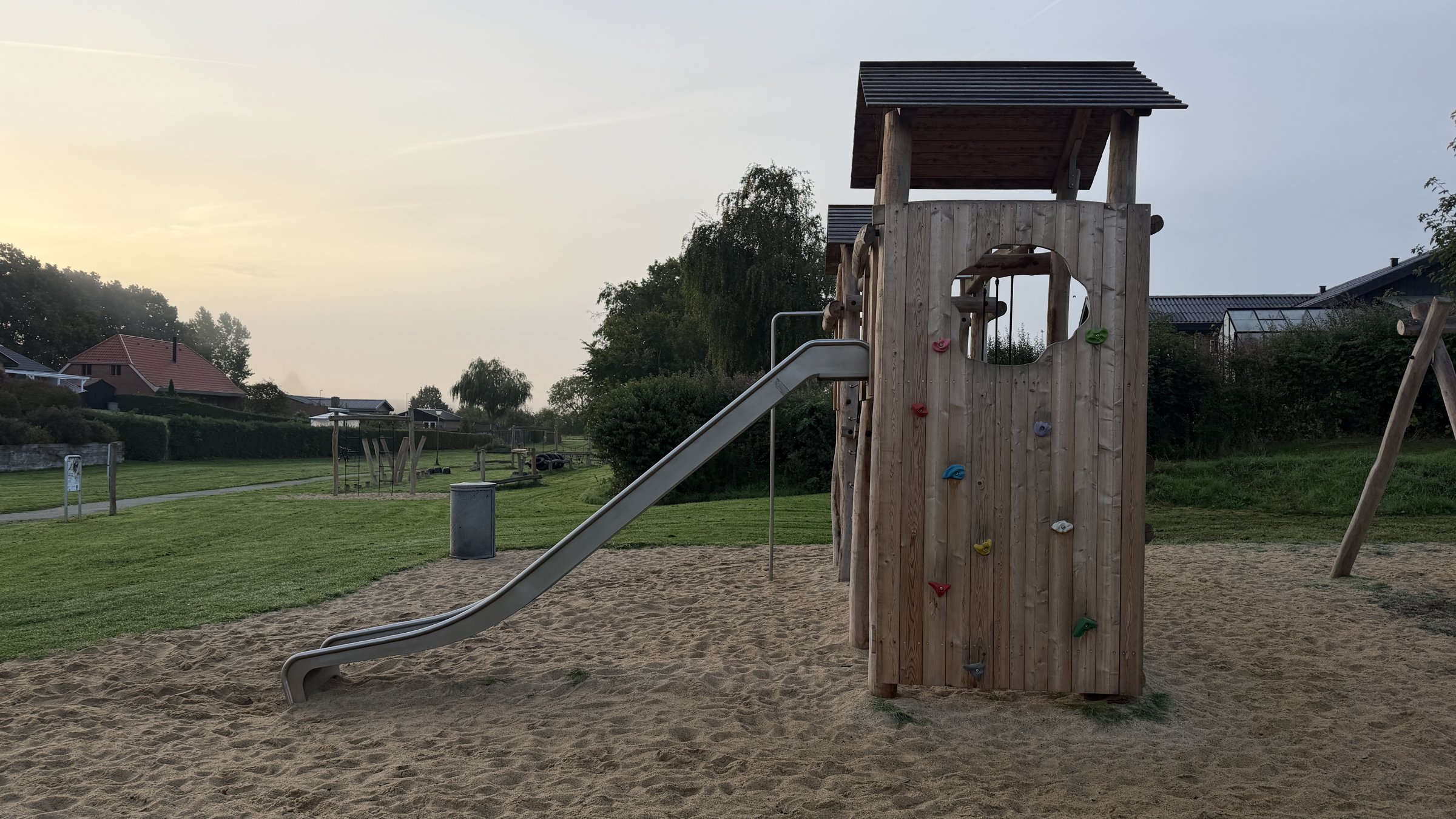 Legetårn i træ med rutsjebane og klatrevæg i Helstedparken