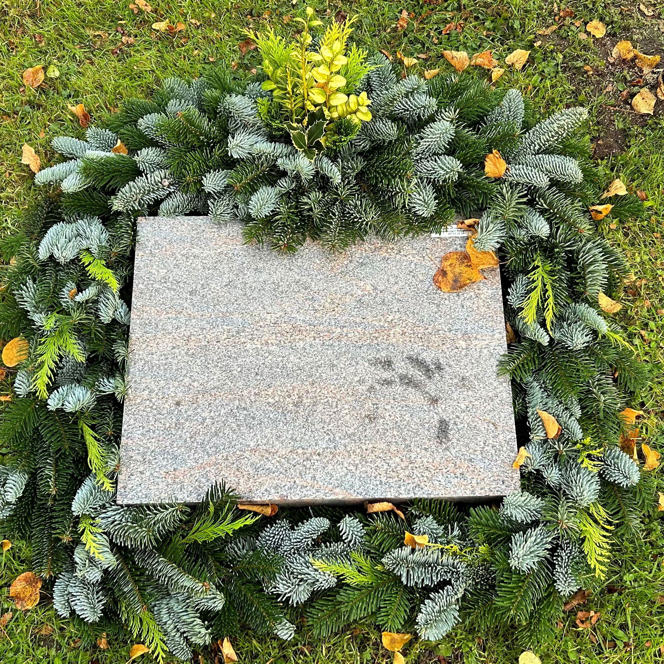 Udsmykning af gravested med liggende sten