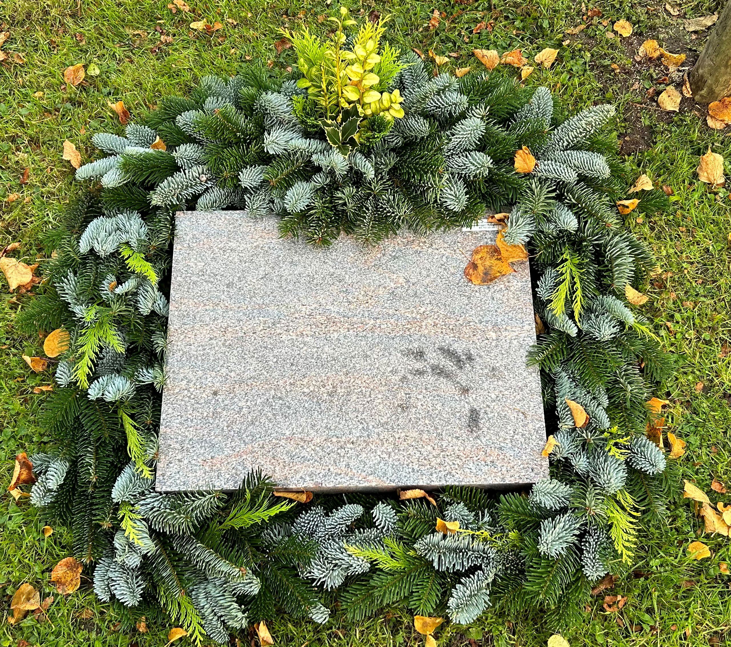 Udsmykning af gravested med liggende sten