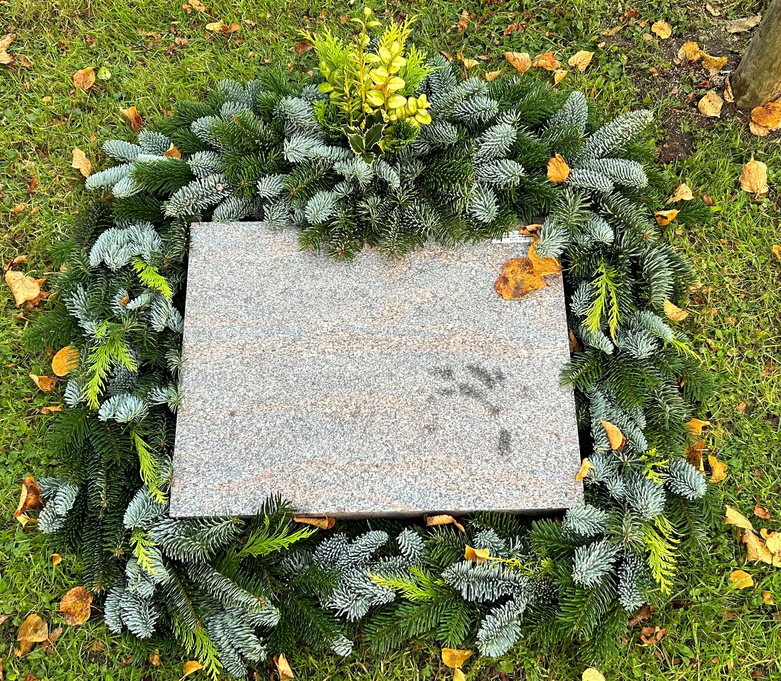 Udsmykning af gravested med liggende sten