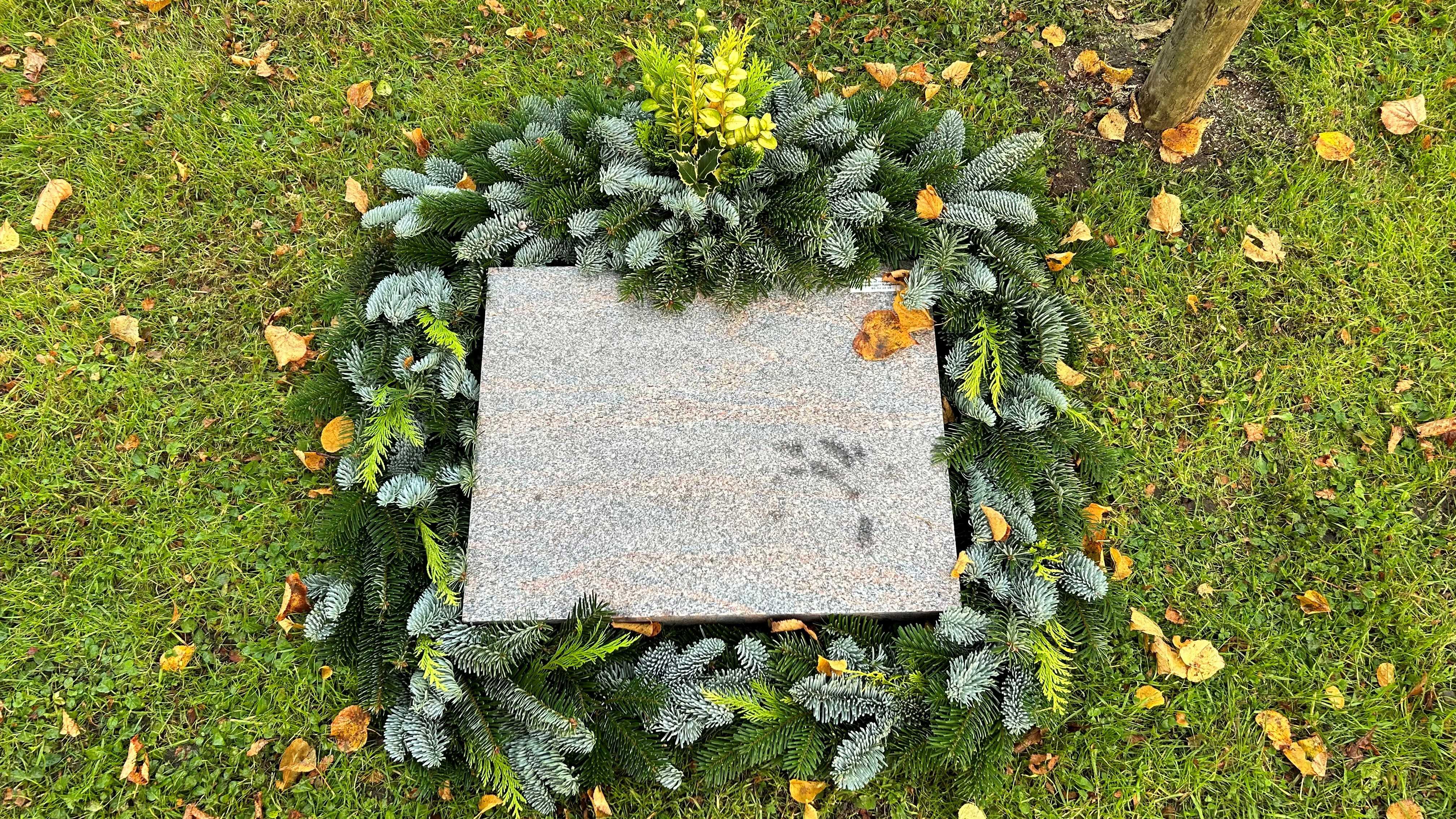 Udsmykning af gravested med liggende sten