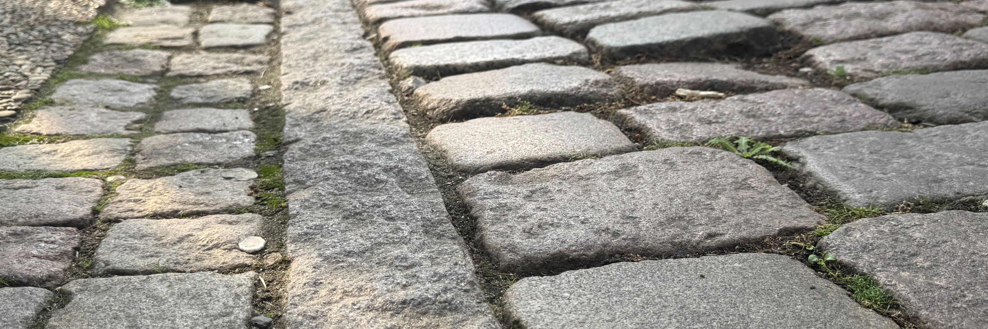 Brostensbelagte p-pladser i midtbyen får lagt ny fuge
