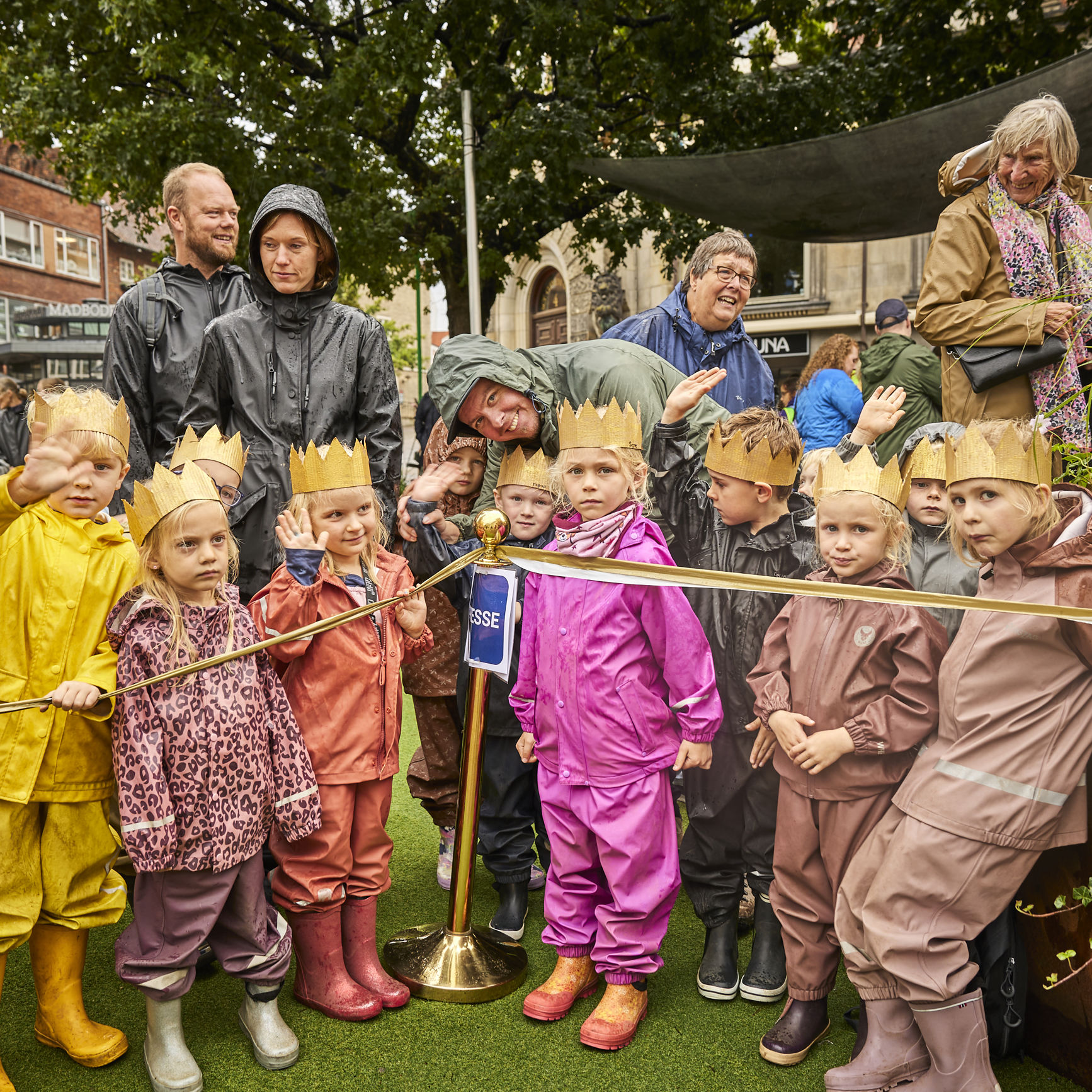 Børn med kroner på står klar til at modtage Dronningen på Rådhustorvet