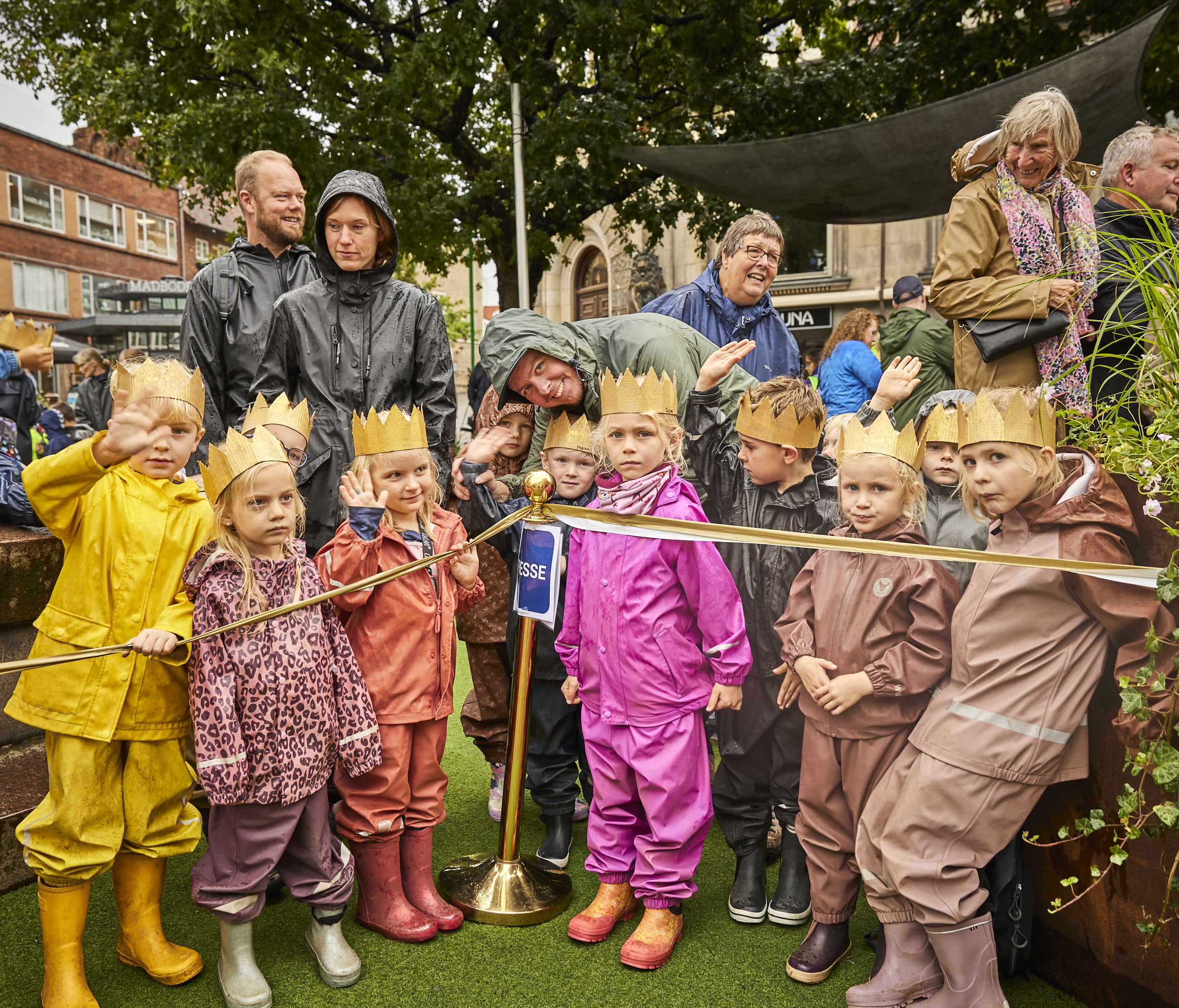 Børn med kroner på står klar til at modtage Dronningen på Rådhustorvet