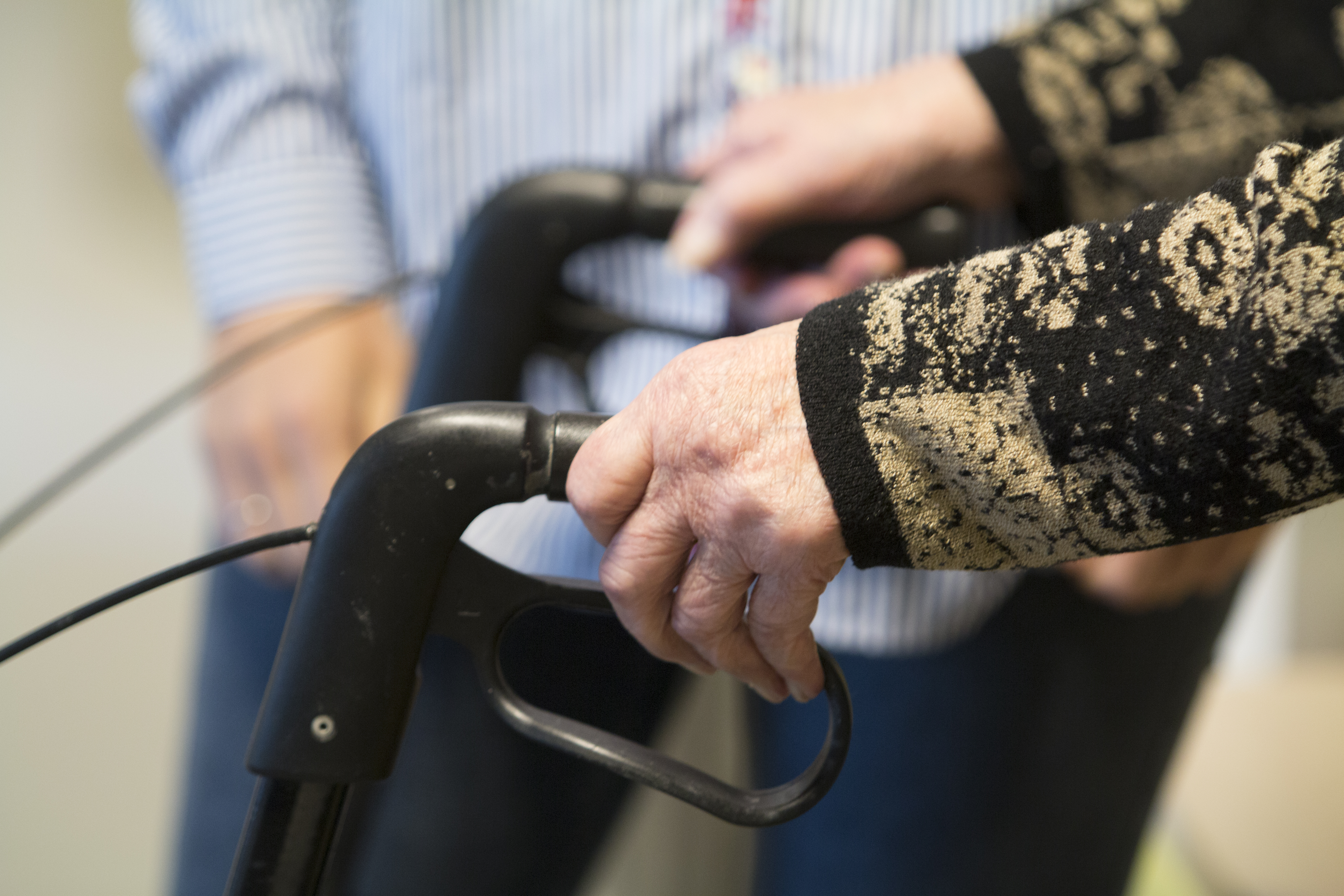 Person går med rollator