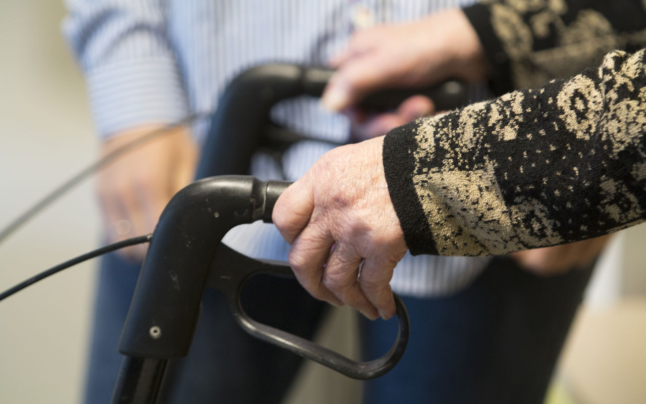 Person går med rollator