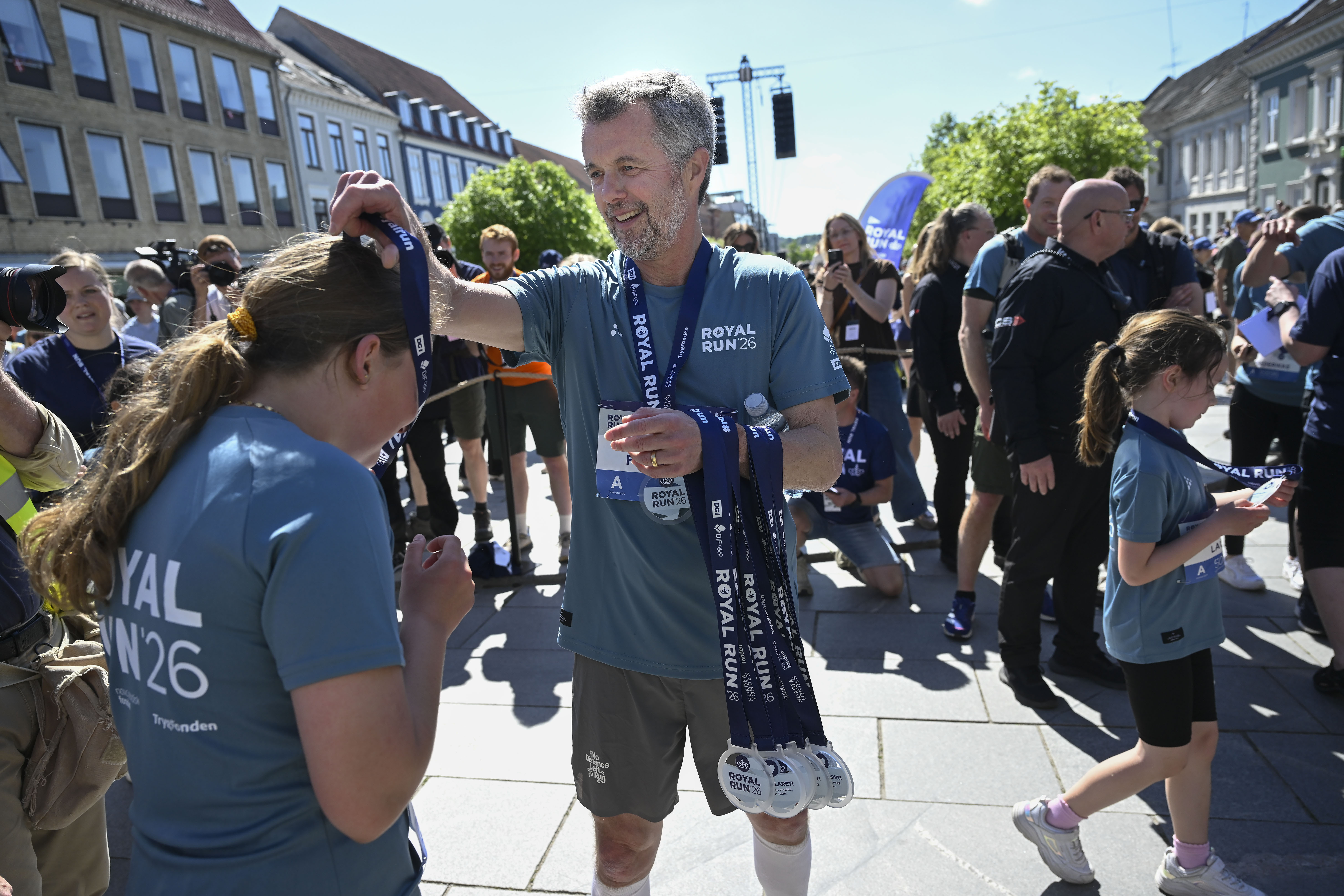 Kongen deler medaljer ud