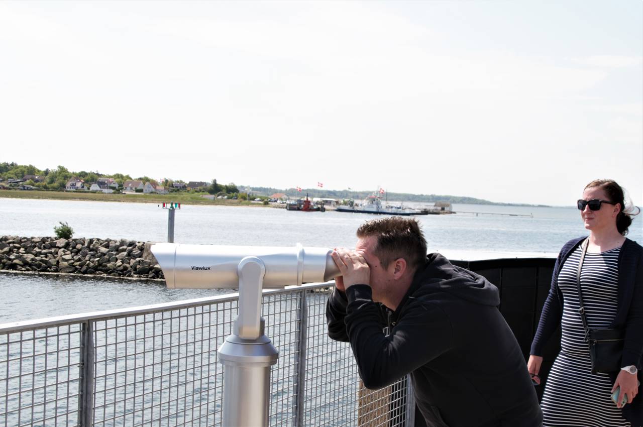 Kikkert på det øvre dæk på Kanonbåden i Udbyhøj Lystbådehavn