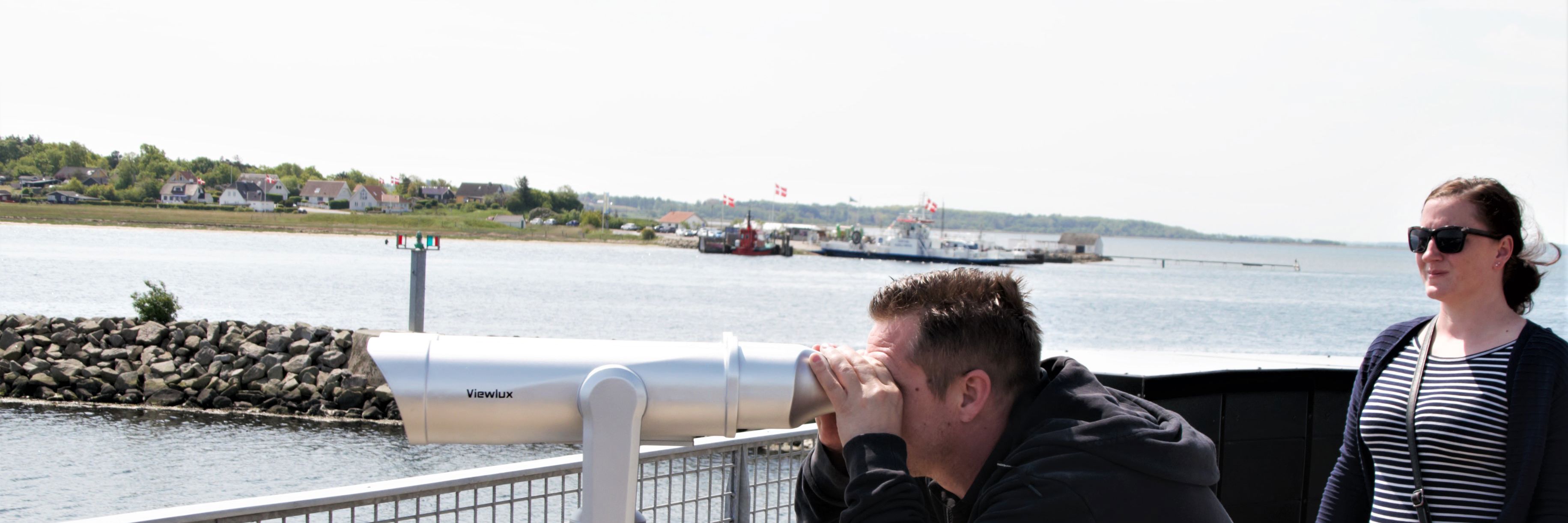 Kikkert på det øvre dæk på Kanonbåden i Udbyhøj Lystbådehavn