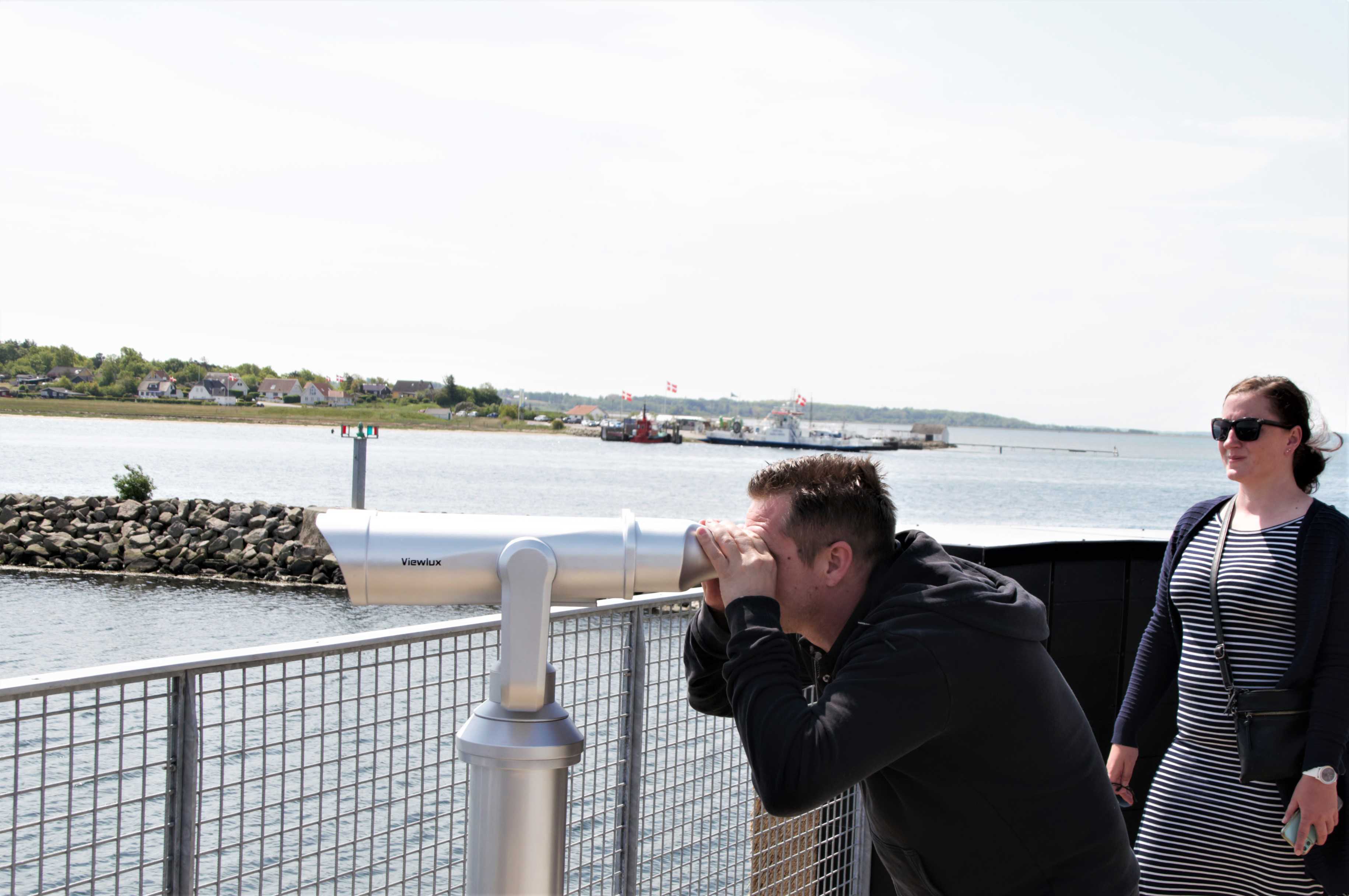 Kikkert på det øvre dæk på Kanonbåden i Udbyhøj Lystbådehavn