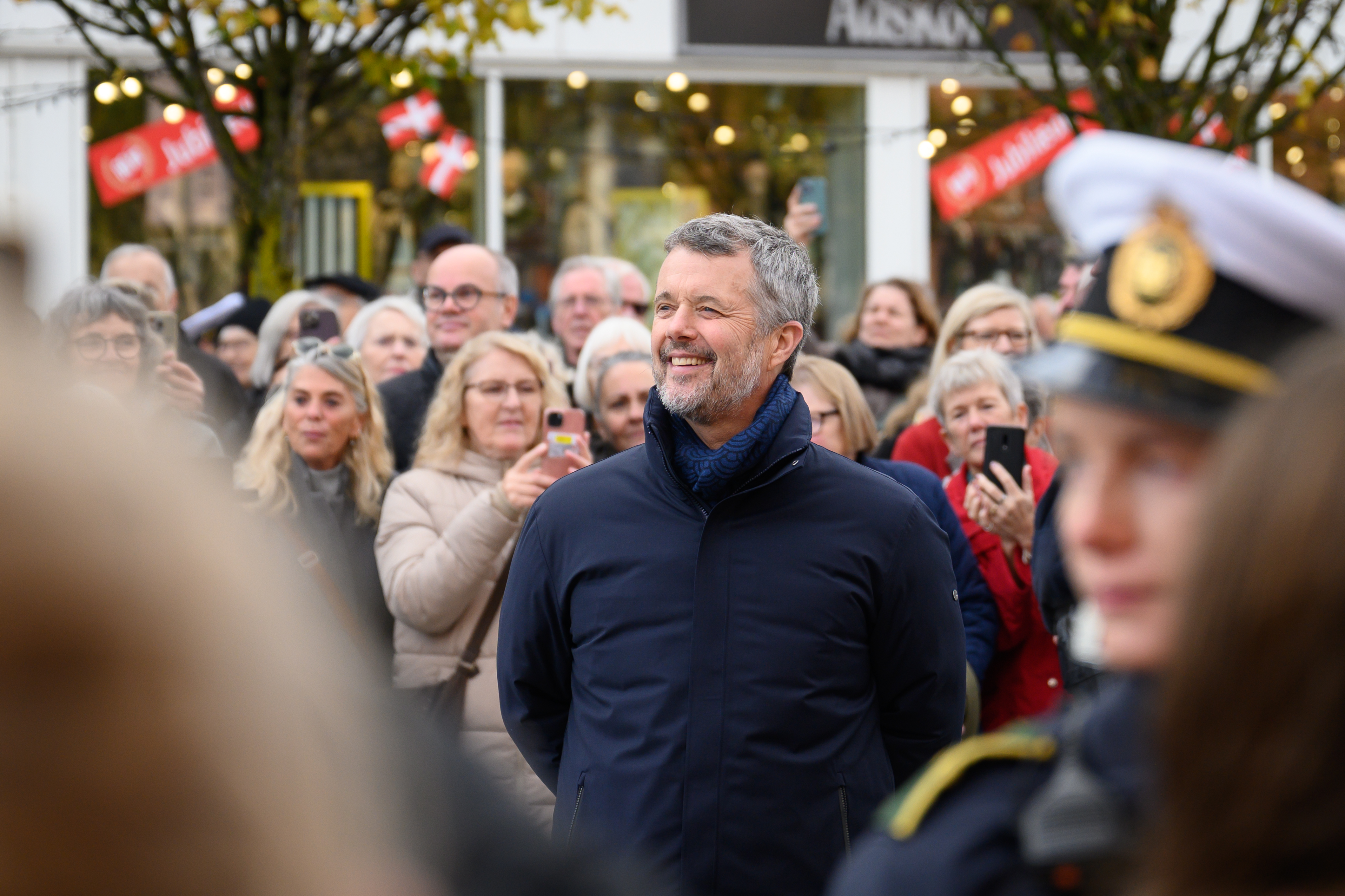 H.M. Kongen lytter til musik på Østervold