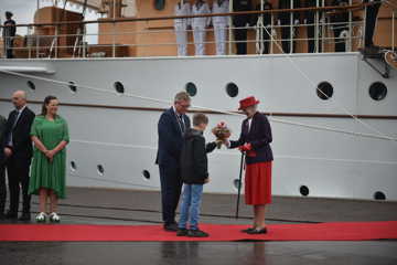 Dronningen bliver modtaget på havnen