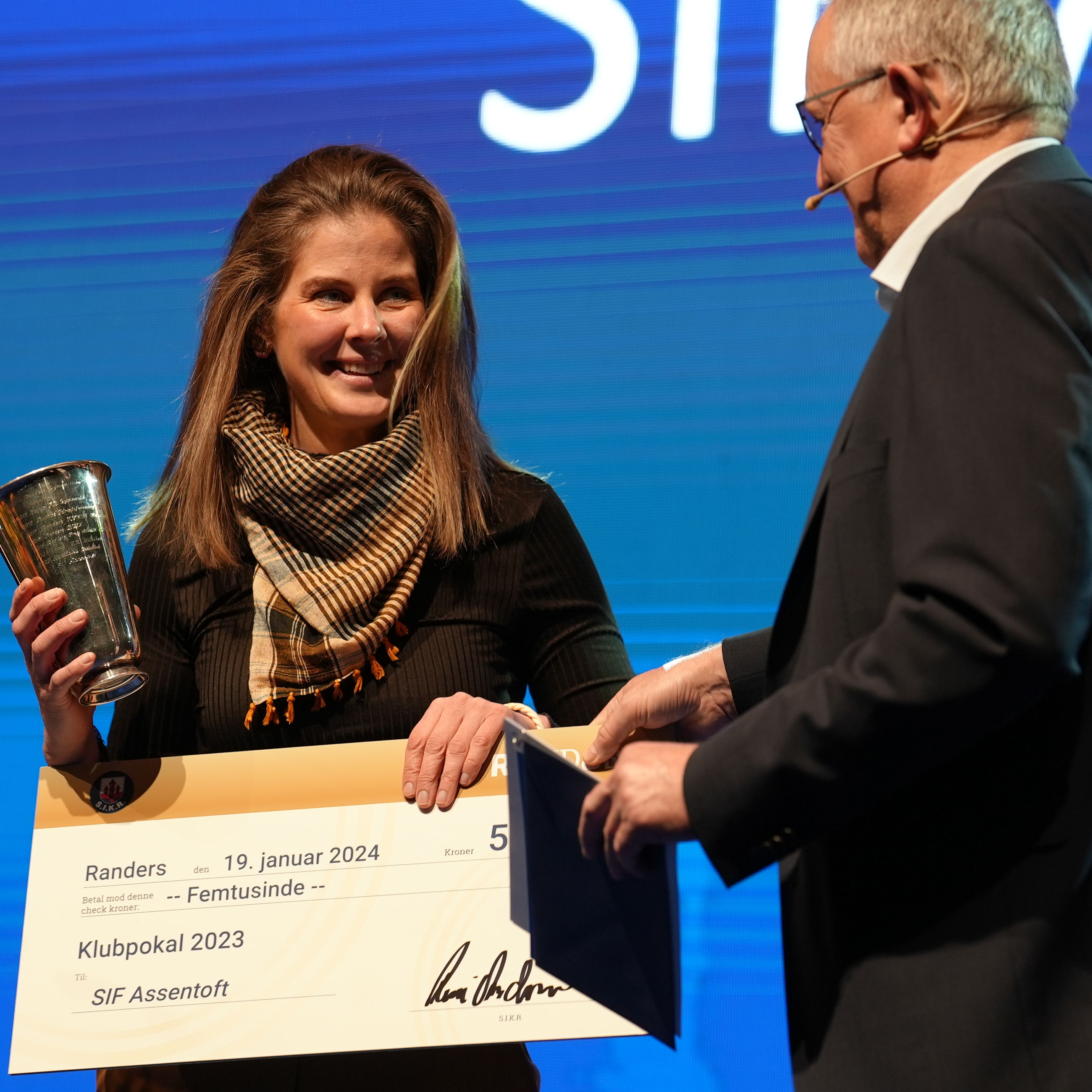 Kirstine Brask Brandt, næsteformand, SIF Assentoft, modtager Klubpokalen på vegne af hele foreningen.