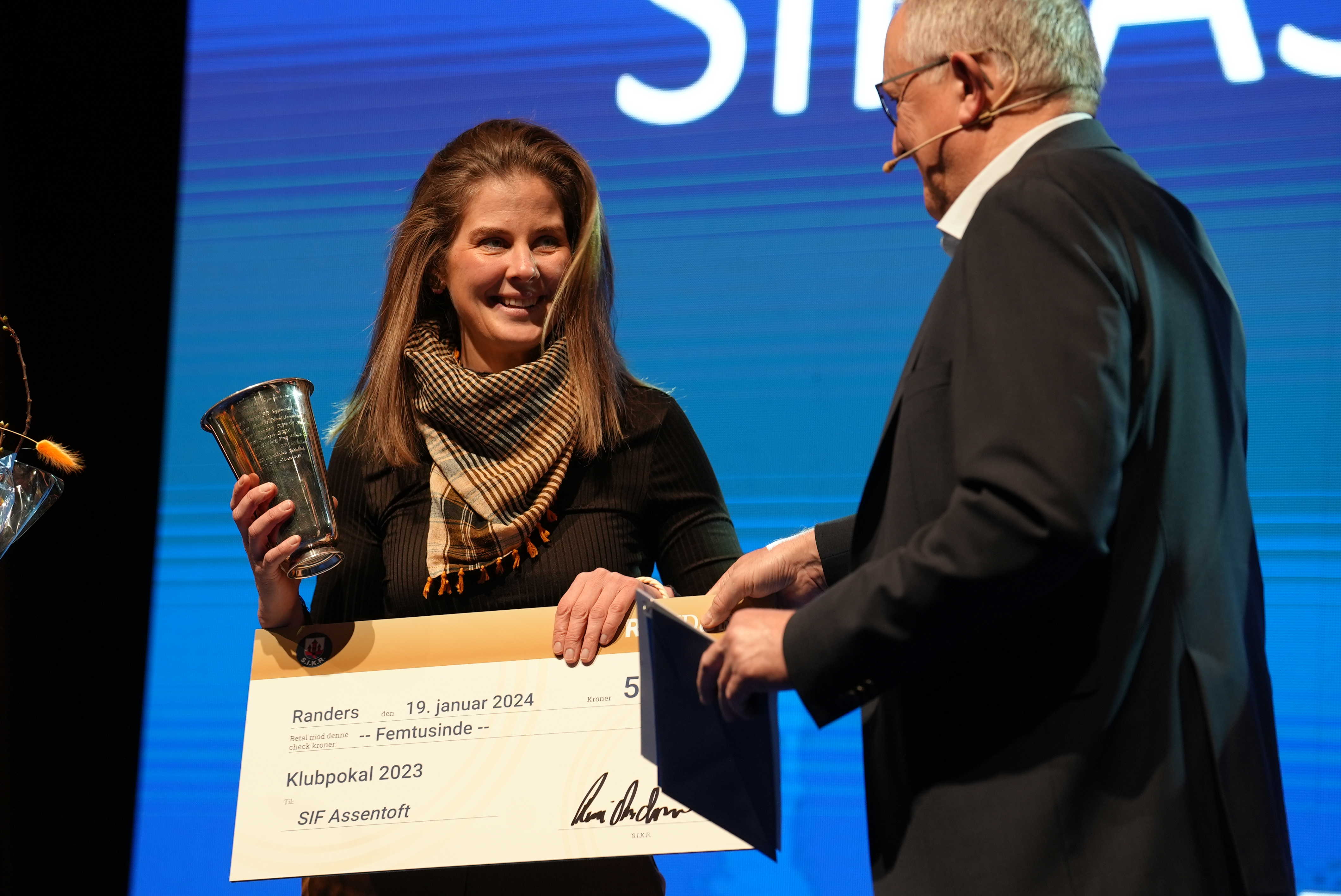 Kirstine Brask Brandt, næsteformand, SIF Assentoft, modtager Klubpokalen på vegne af hele foreningen.