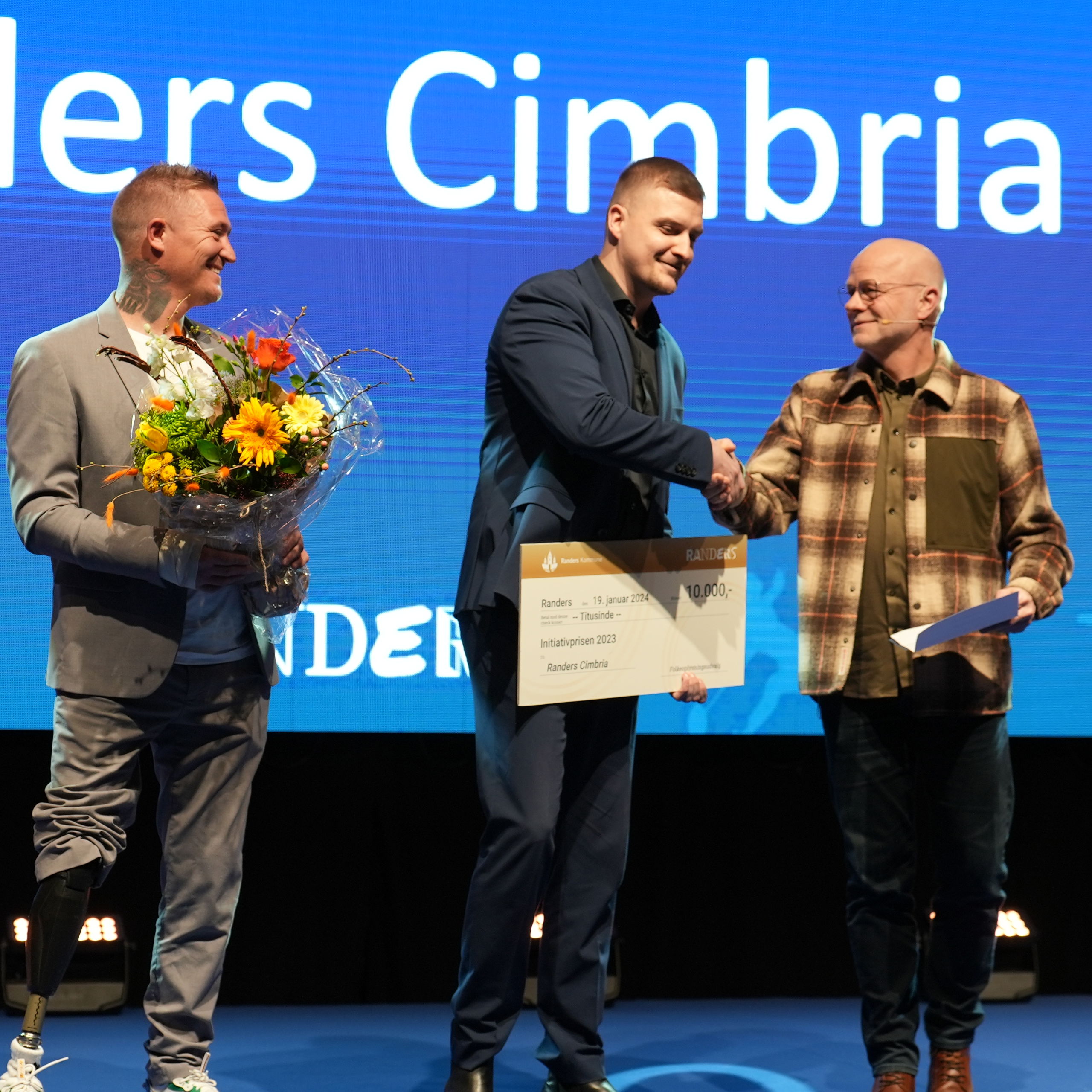 Stefan Jørgensen og Mike Nielsen modtager Initiativprisen på vegne af Randers Cimbria for klubbens indsats med kørestolsbasket