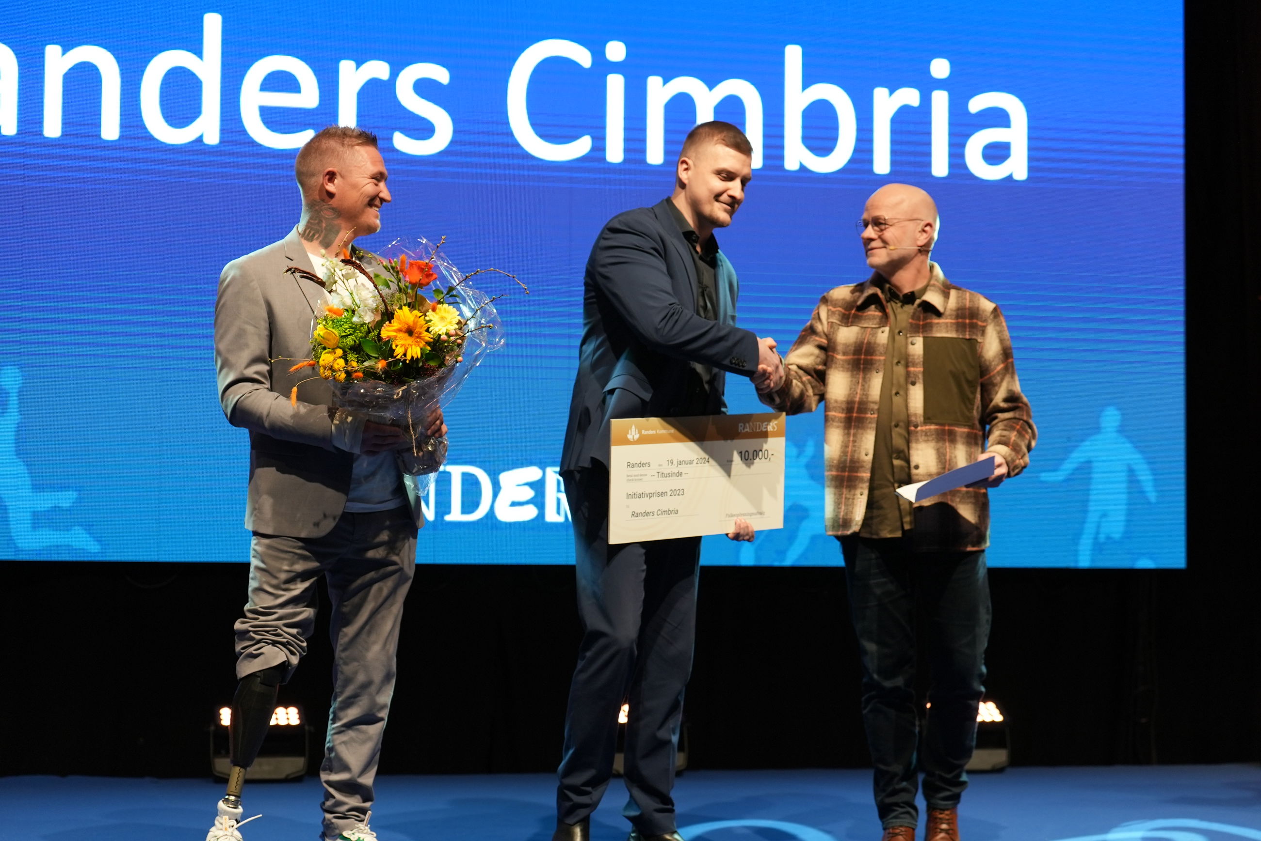 Stefan Jørgensen og Mike Nielsen modtager Initiativprisen på vegne af Randers Cimbria for klubbens indsats med kørestolsbasket