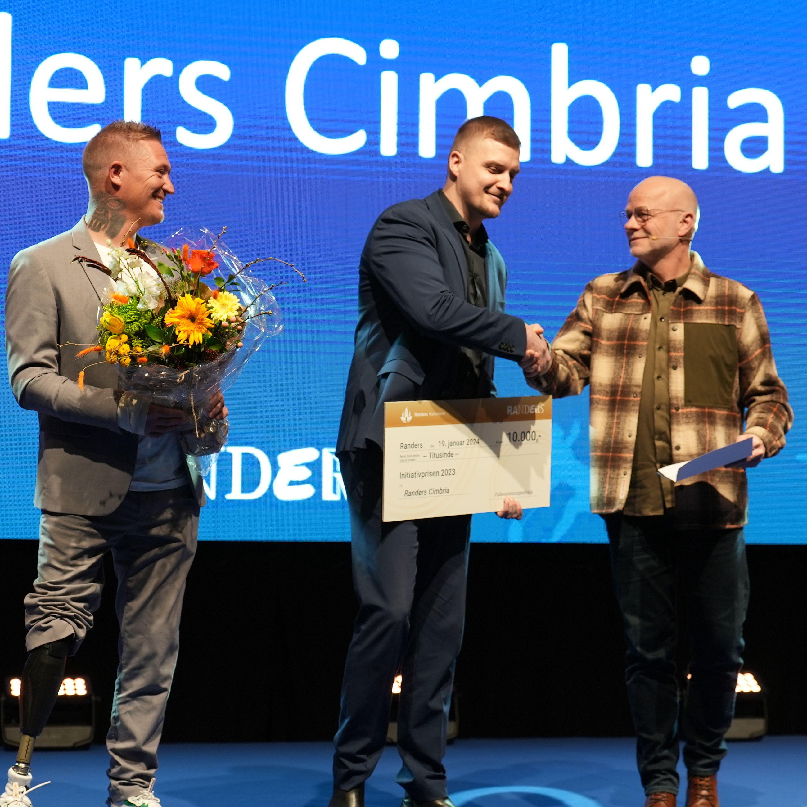 Stefan Jørgensen og Mike Nielsen modtager Initiativprisen på vegne af Randers Cimbria for klubbens indsats med kørestolsbasket