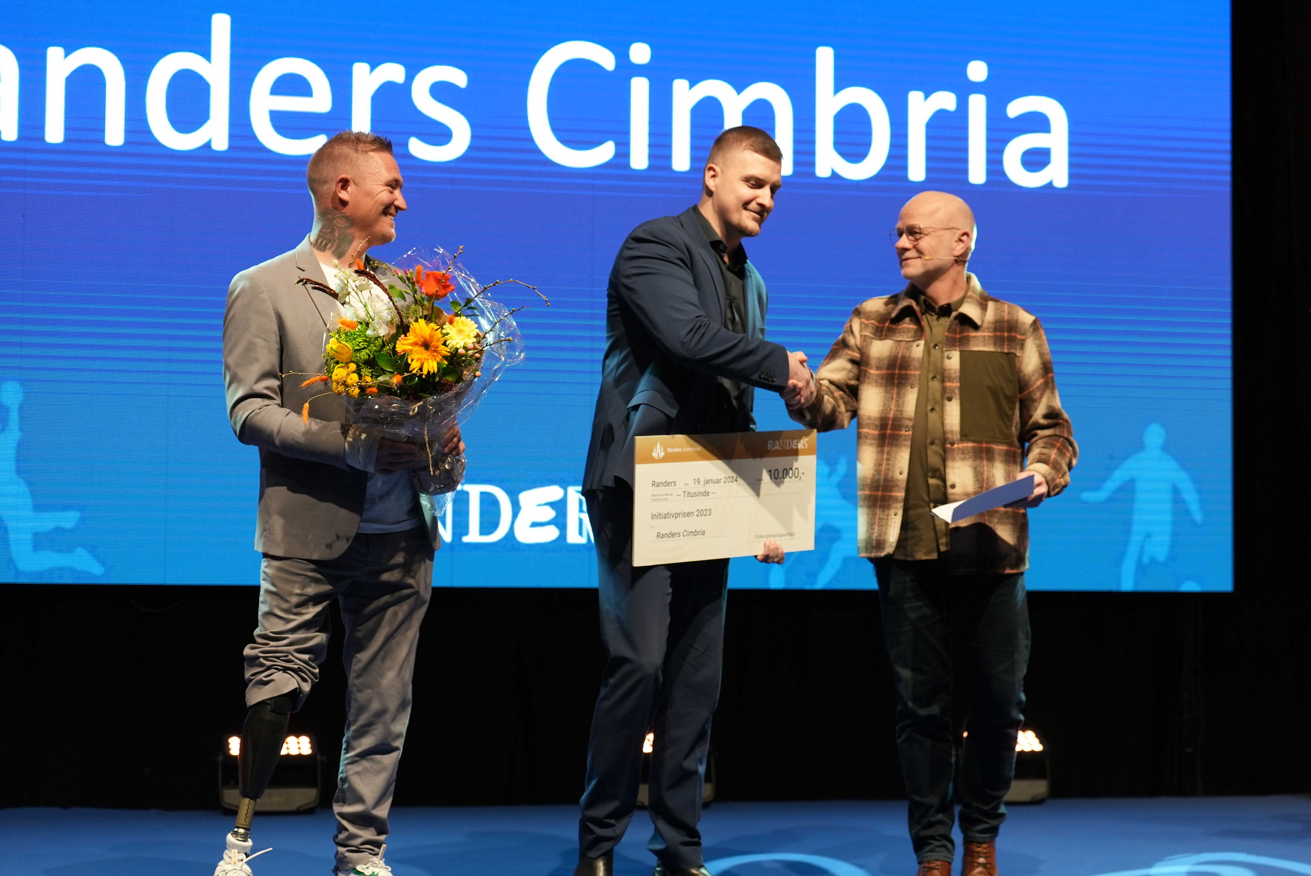 Stefan Jørgensen og Mike Nielsen modtager Initiativprisen på vegne af Randers Cimbria for klubbens indsats med kørestolsbasket