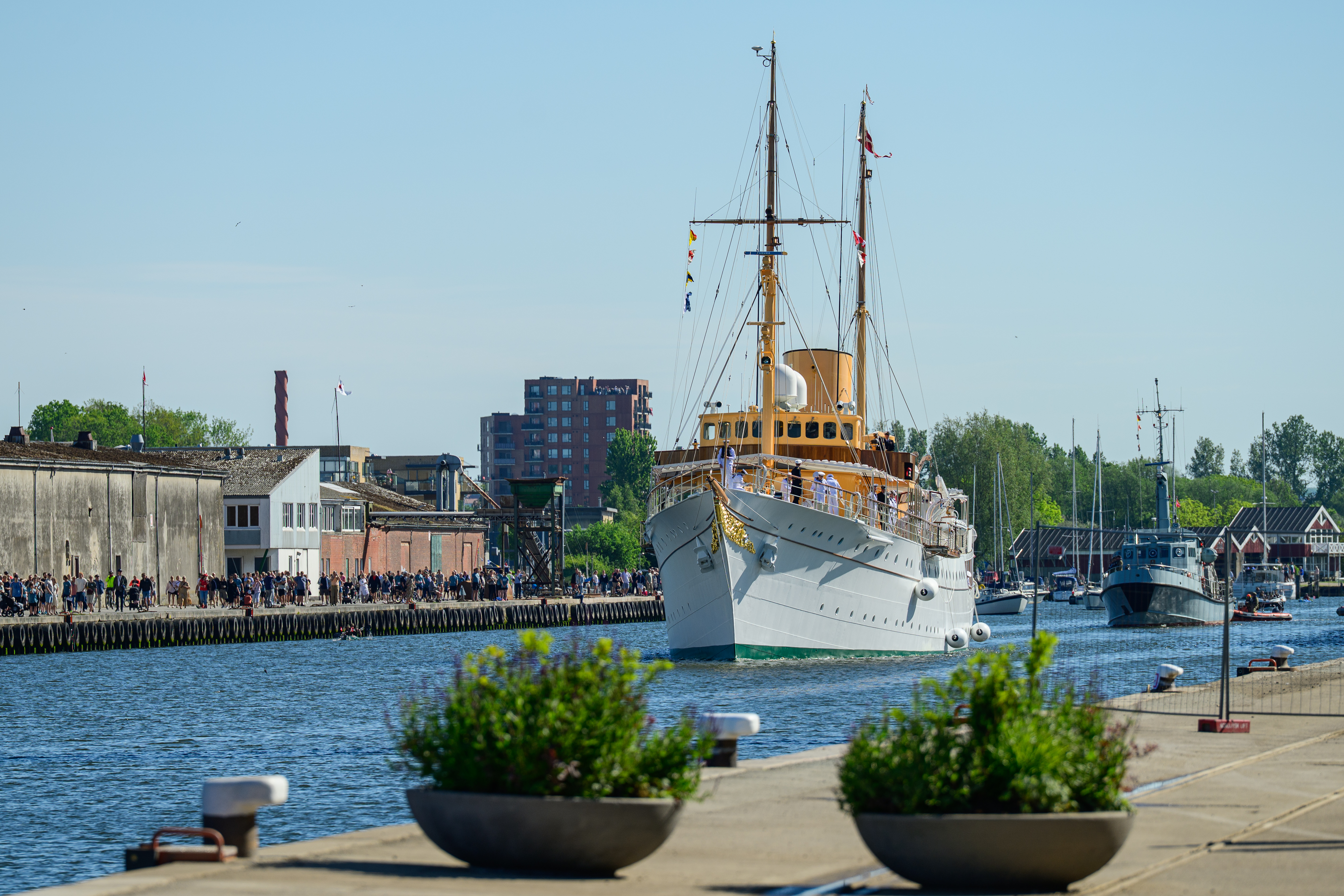 Kongeskibet sejler ind i Randers Havn