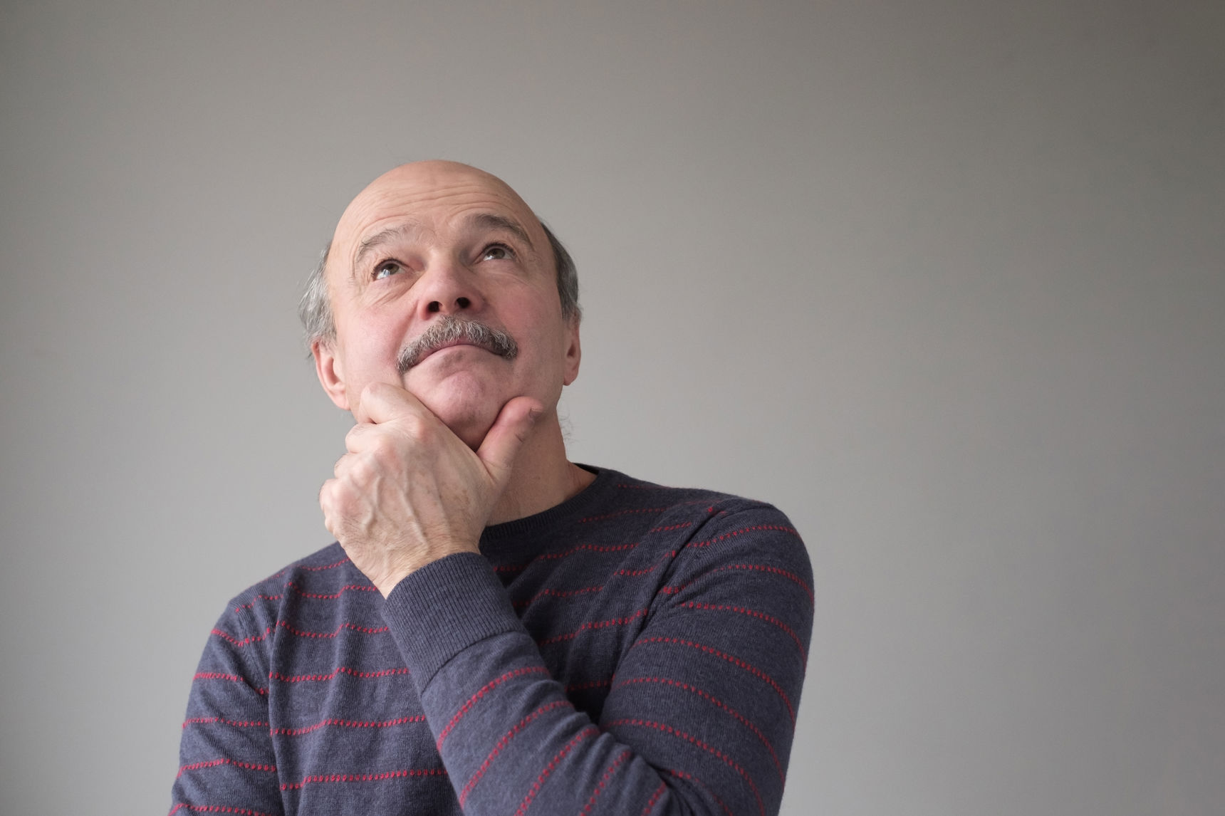 Mænd ser eftertænksomt op