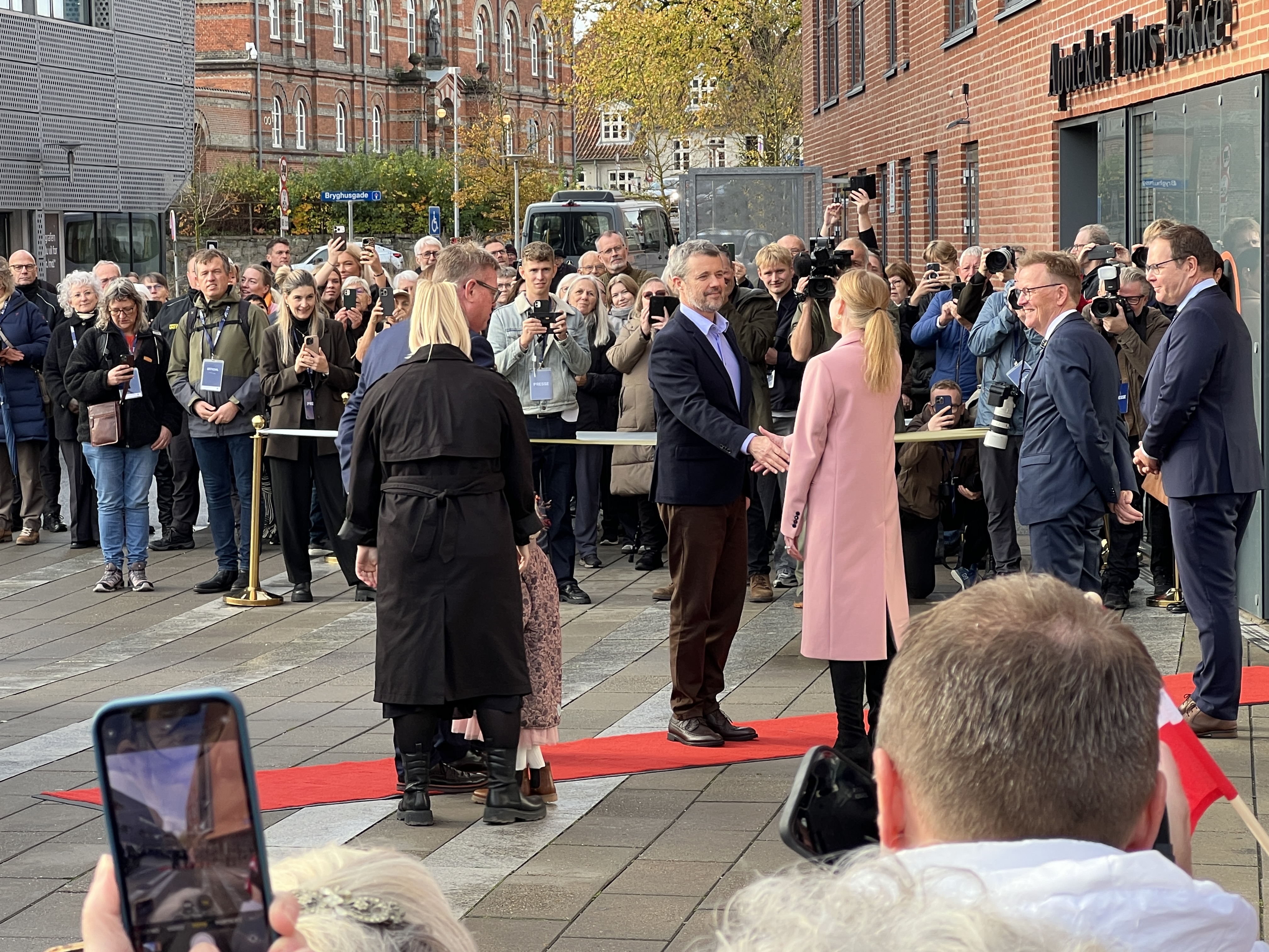 Kongeparret hilser på byens repræsentanter