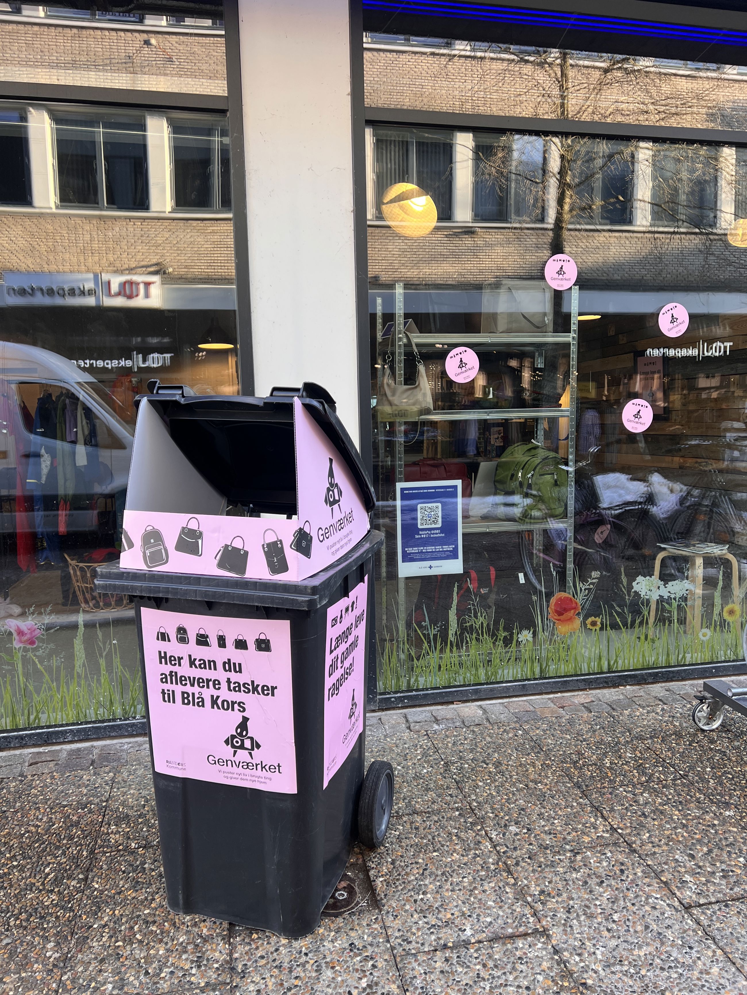 Container hvori du kan aflevere tasker, som du ikke længere selv får brugt