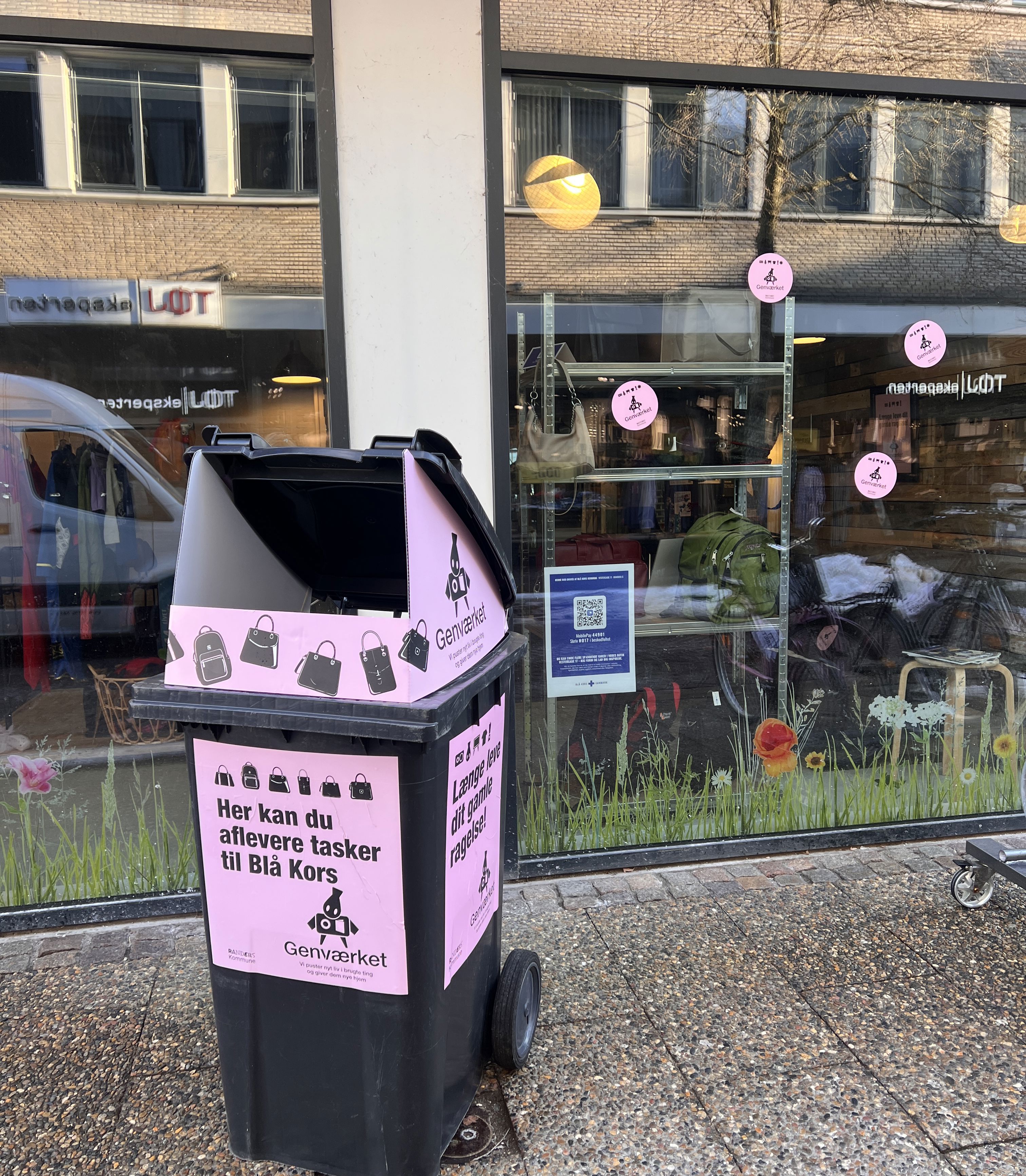 Container hvori du kan aflevere tasker, som du ikke længere selv får brugt