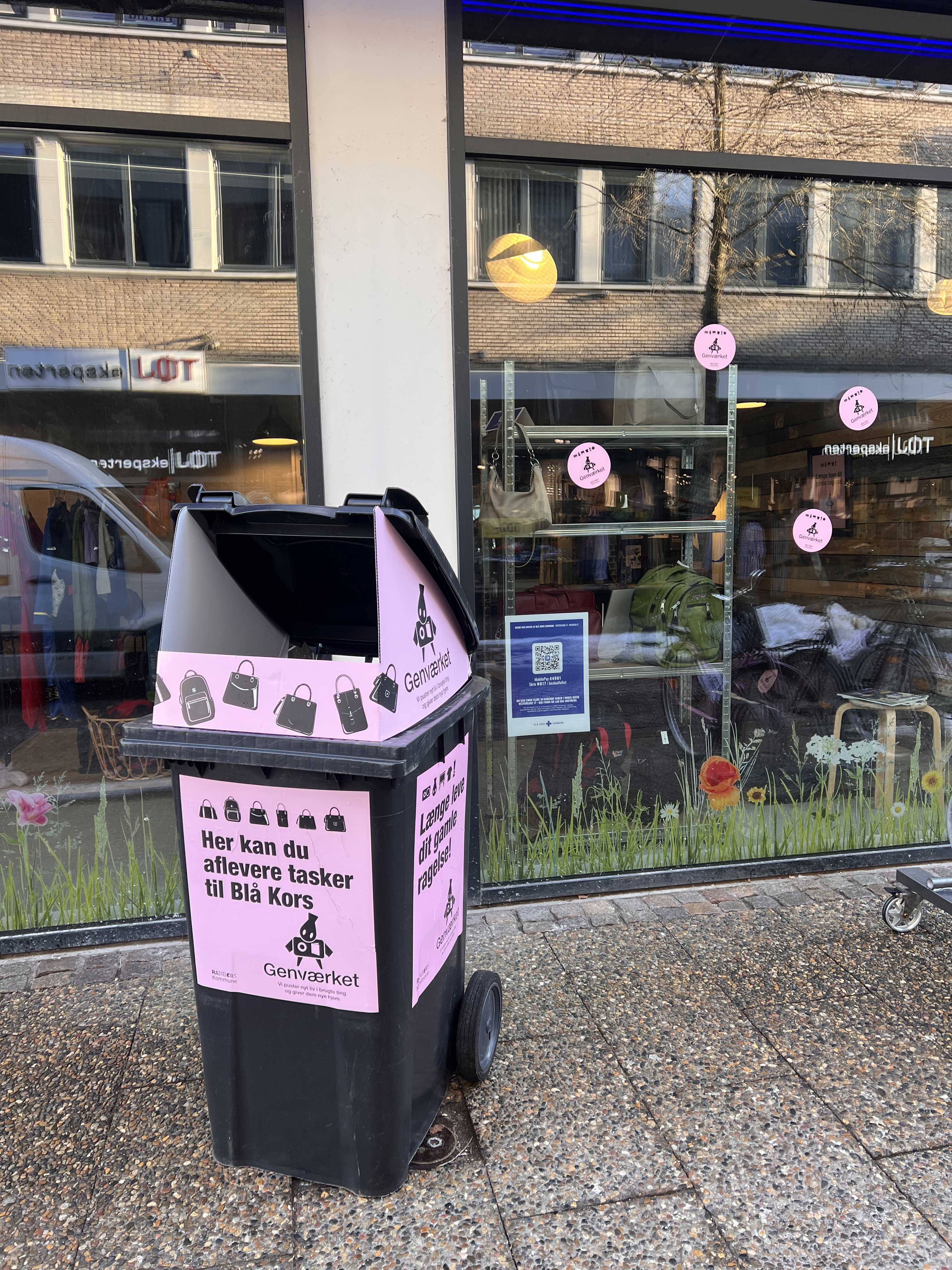 Container hvori du kan aflevere tasker, som du ikke længere selv får brugt