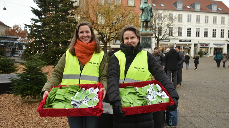 Nanna Prahm og Line Heydorn fra Ren Randers uddeler lommeaskebægre og lommeplastikposer