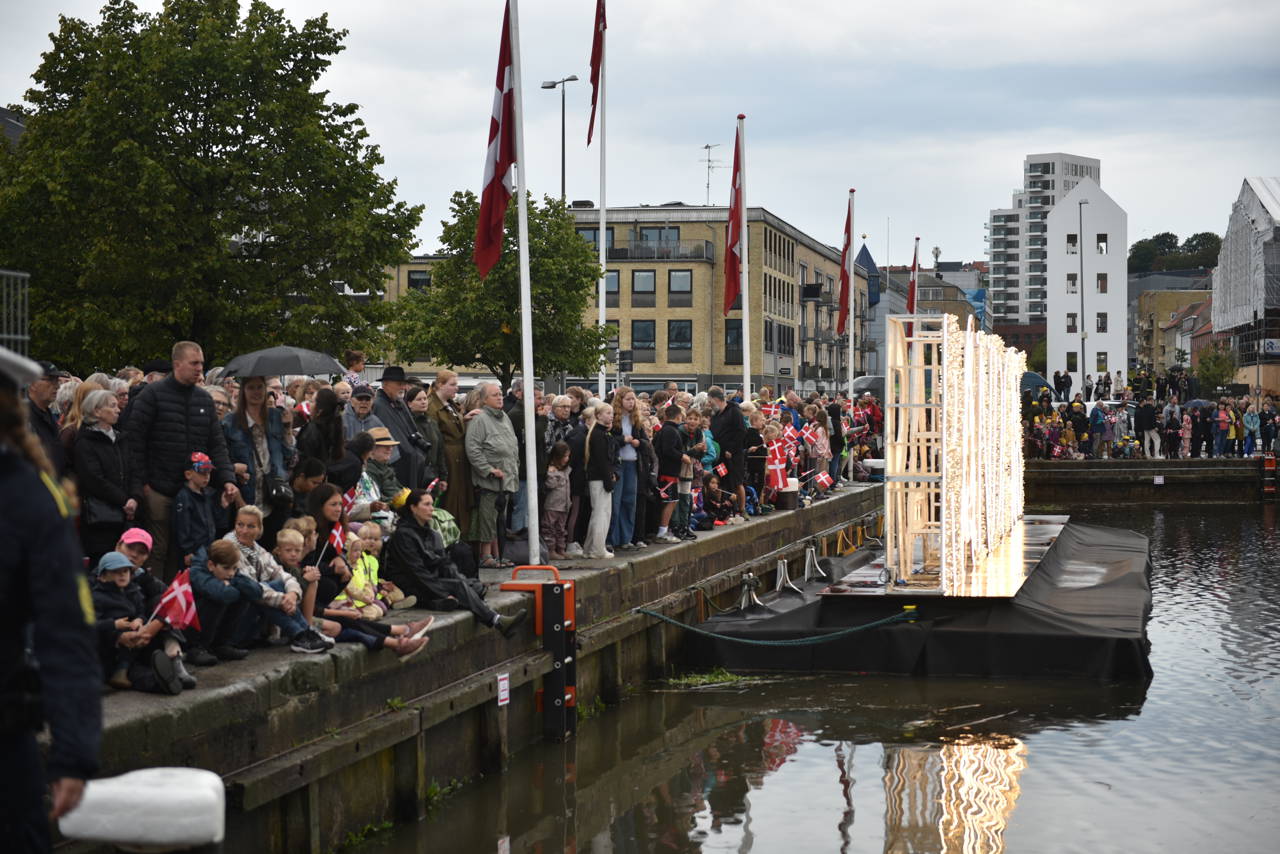 Folk står klar til at modtage Dronningen på havnen