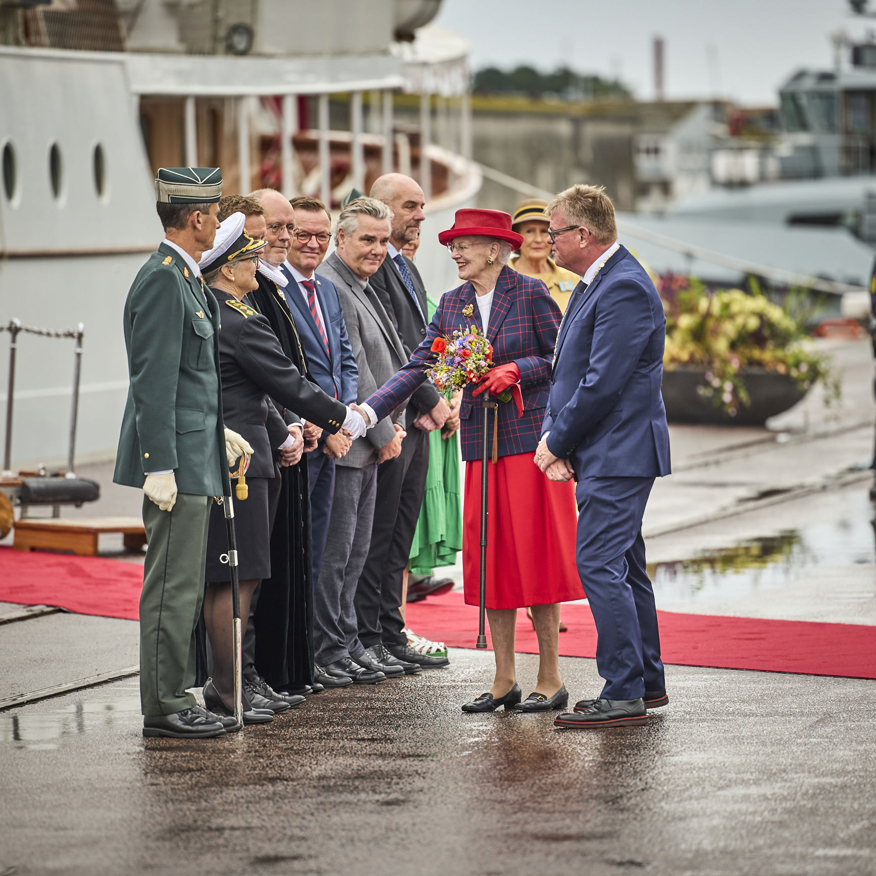 Dronningen bliver modtaget på havnen