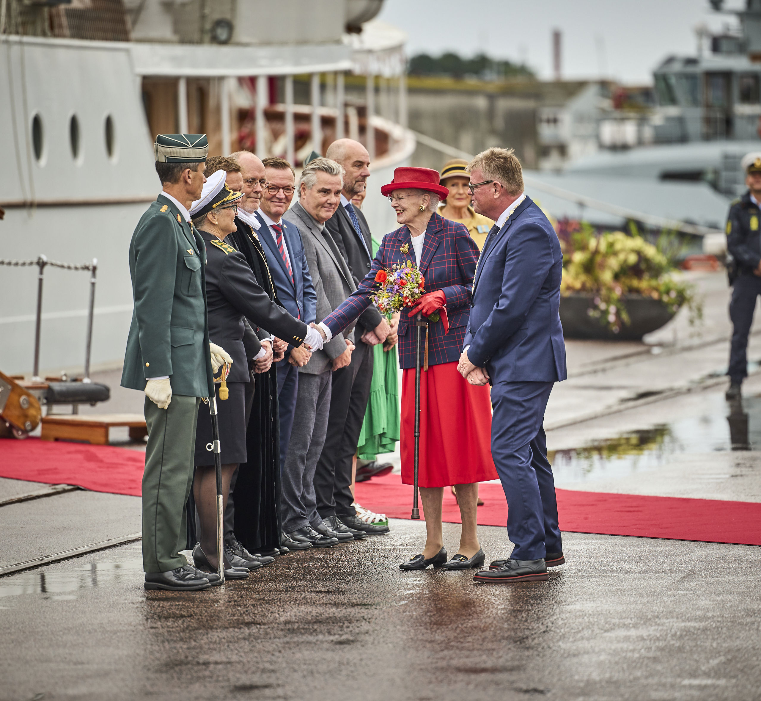 Dronningen bliver modtaget på havnen
