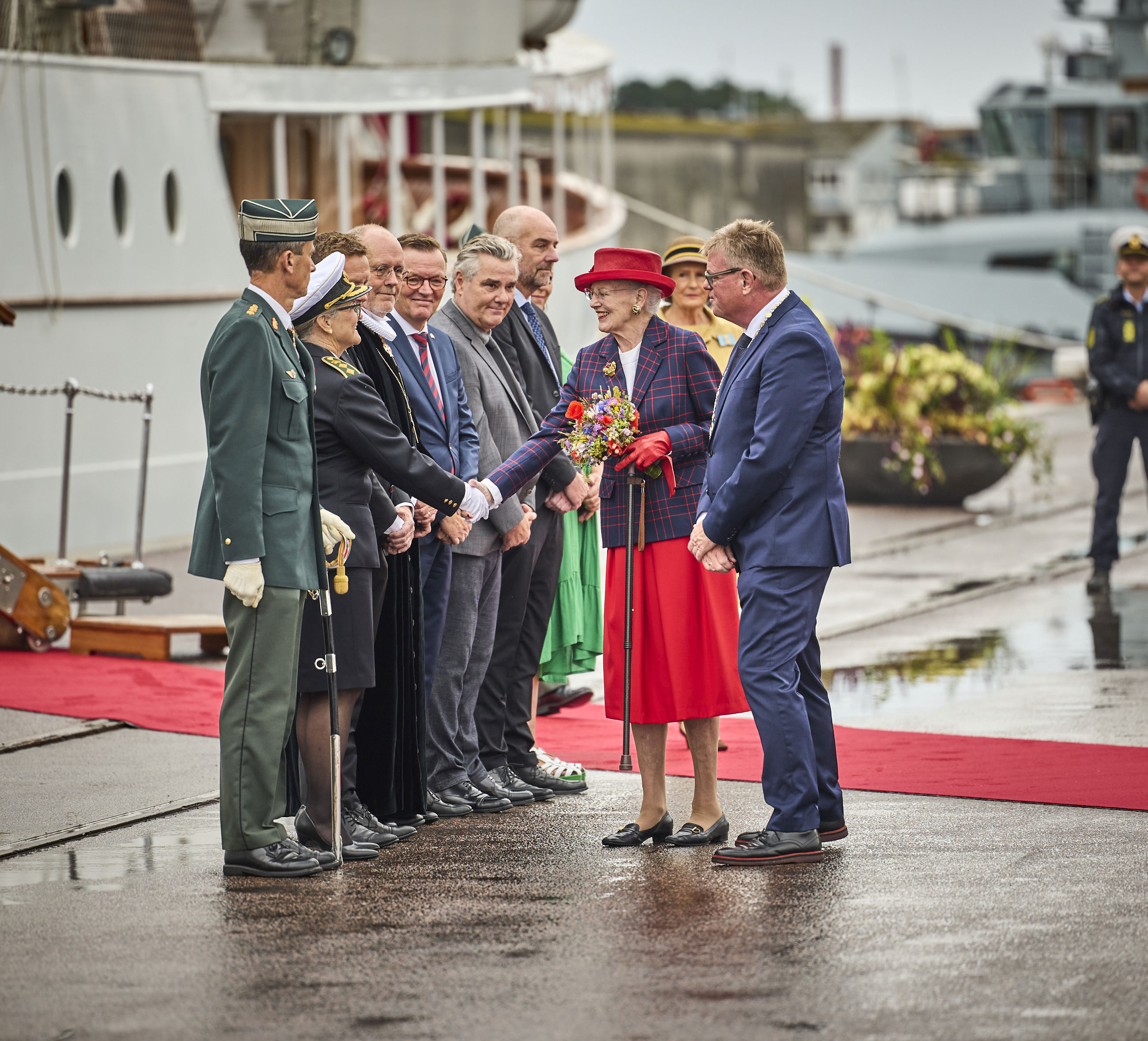 Dronningen bliver modtaget på havnen