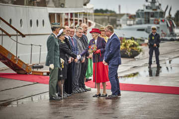 Dronningen bliver modtaget på havnen