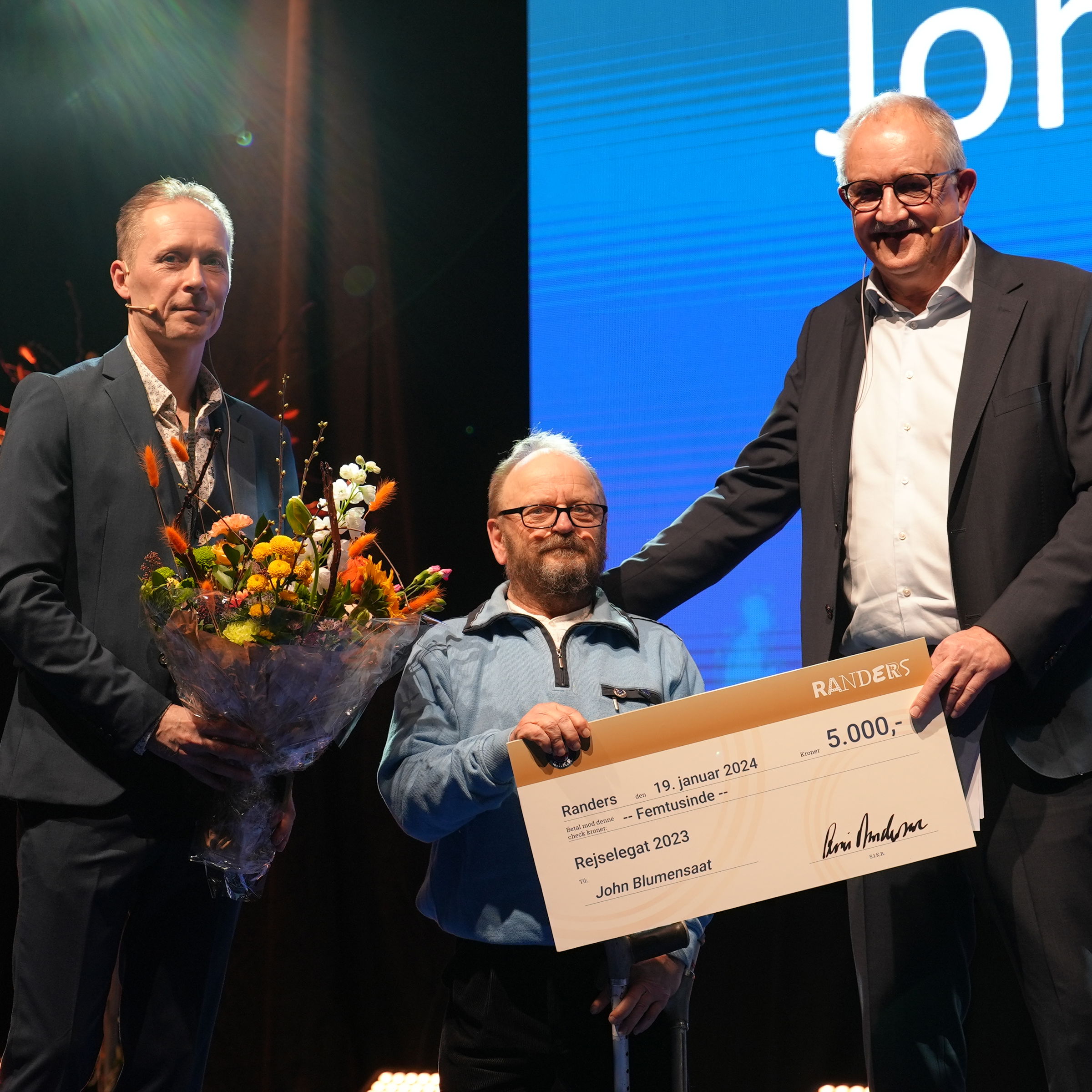 John Blumensaat fra Vorup FB modtager SIKR's rejselegat.
