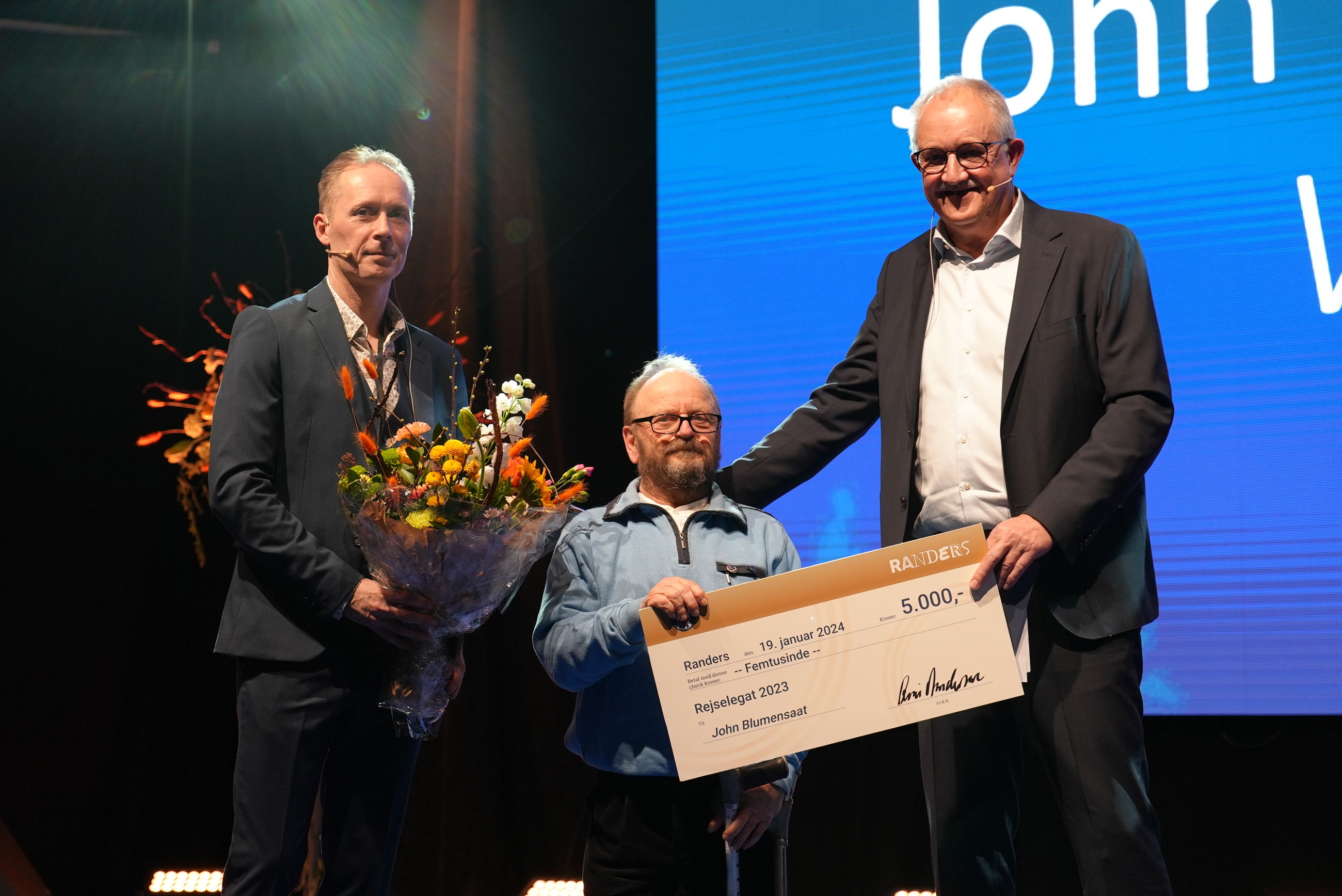 John Blumensaat fra Vorup FB modtager SIKR's rejselegat.