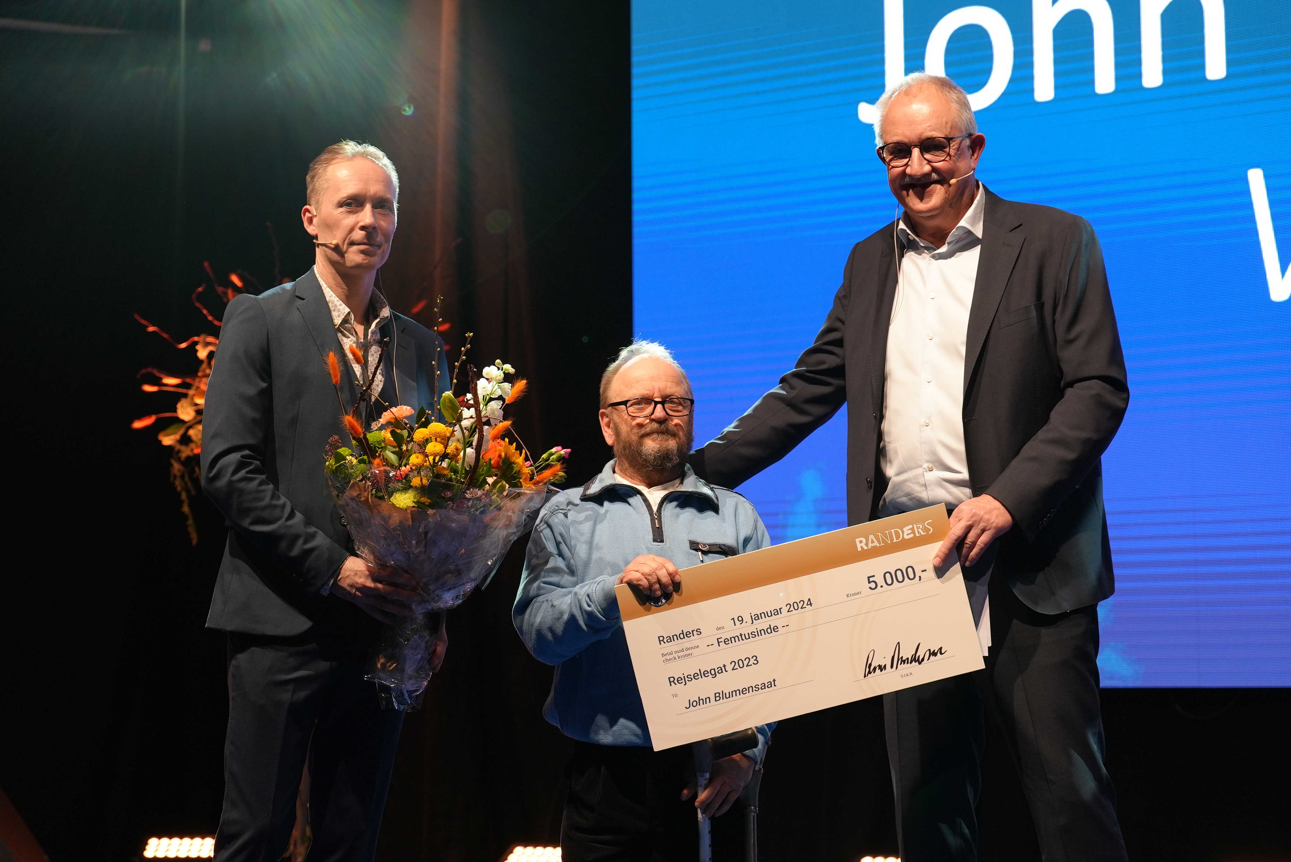 John Blumensaat fra Vorup FB modtager SIKR's rejselegat.