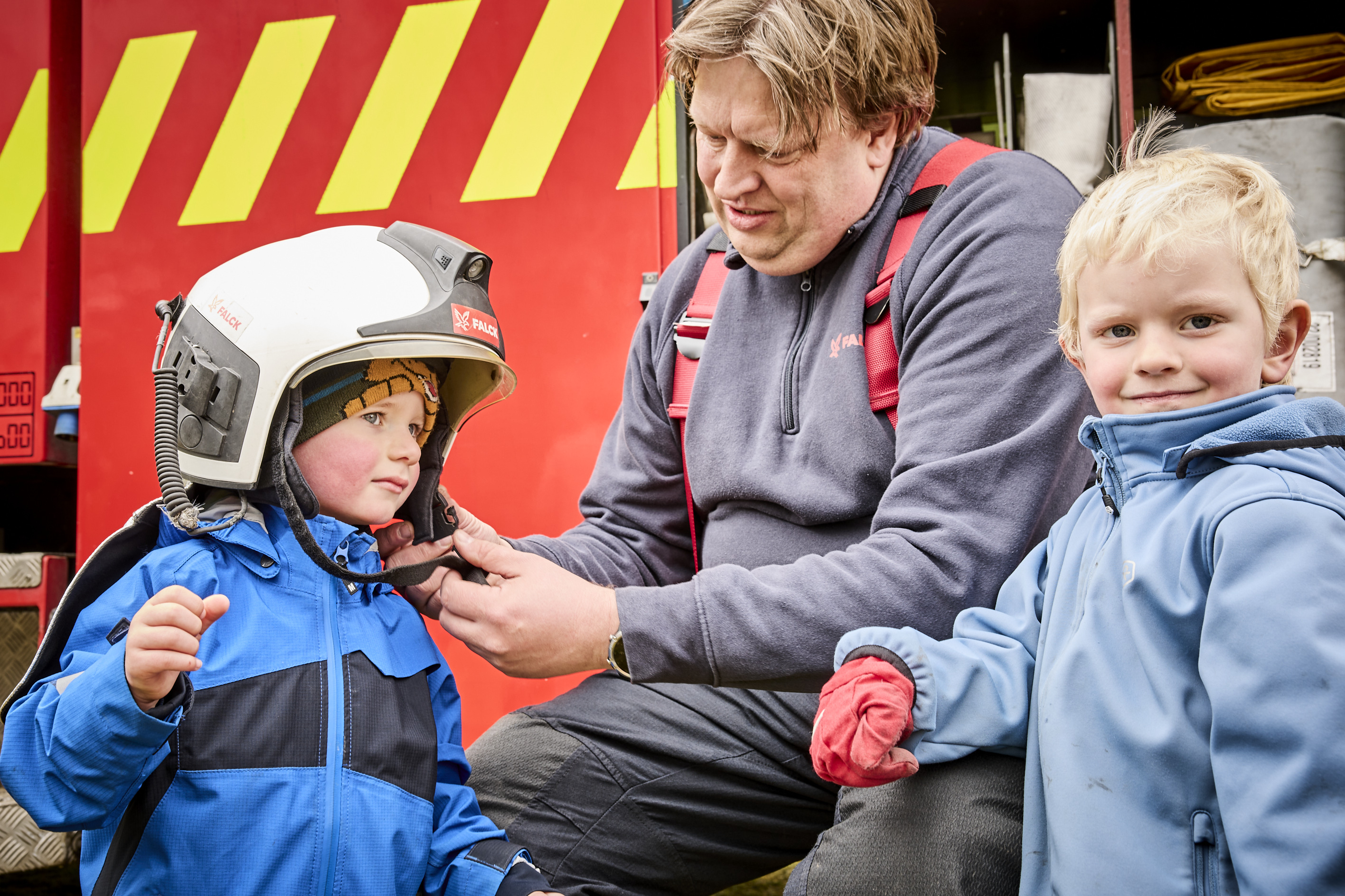 Børn ser på brandbil og prøver brandudstyr i forbindelse med fejringen af borger nr. 100.000 i Øster Tørslev