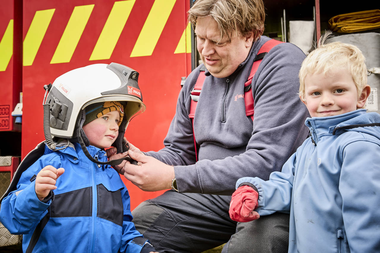 Børn ser på brandbil og prøver brandudstyr i forbindelse med fejringen af borger nr. 100.000 i Øster Tørslev