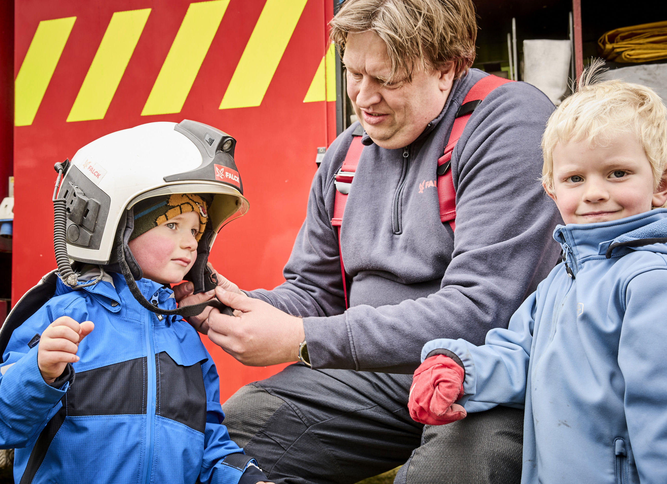 Børn ser på brandbil og prøver brandudstyr i forbindelse med fejringen af borger nr. 100.000 i Øster Tørslev