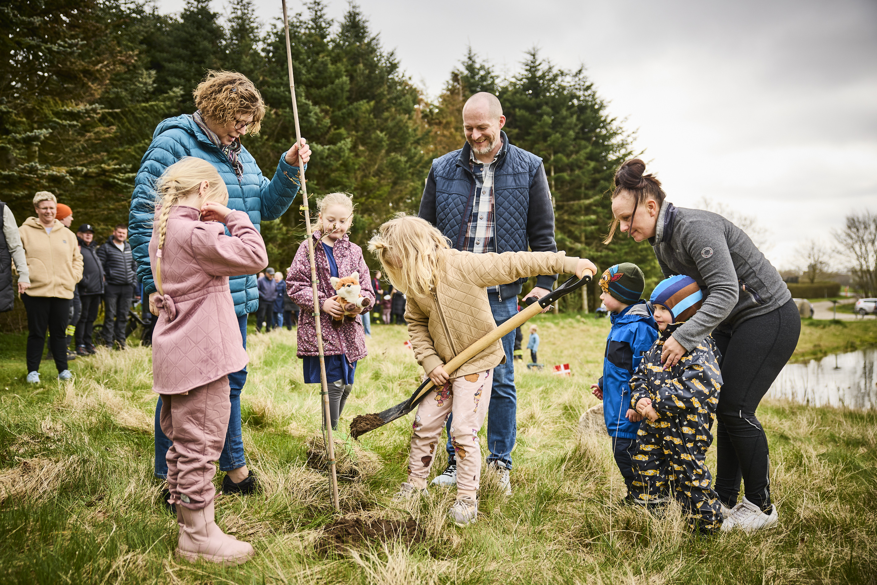 Plantning af træer i forbindelse med fejringen af borger nr. 100.000 i Øster Tørslev