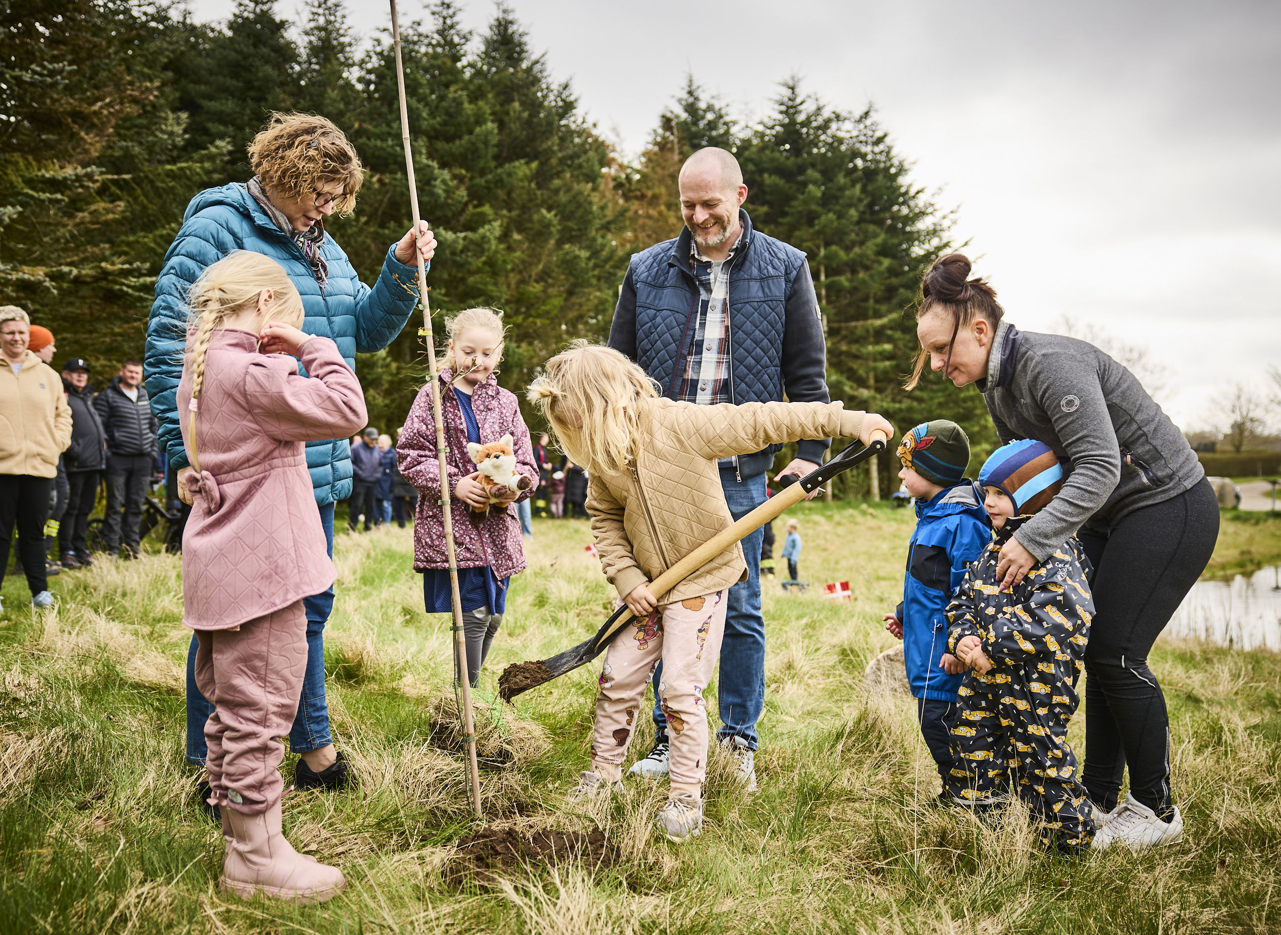 Plantning af træer i forbindelse med fejringen af borger nr. 100.000 i Øster Tørslev
