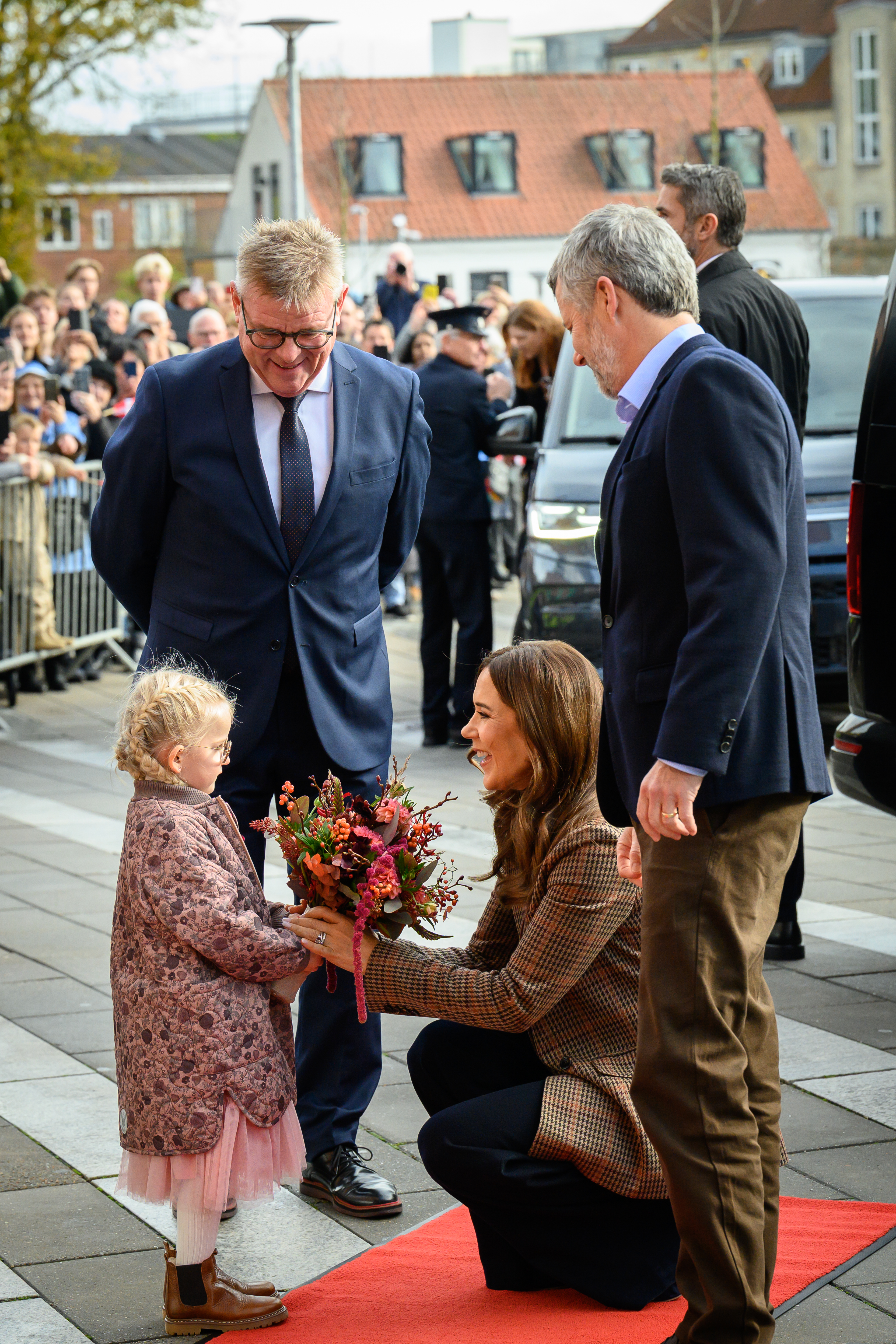 H.M. Dronning Mary får overrakt blomster ved Randers Sundhedscenter