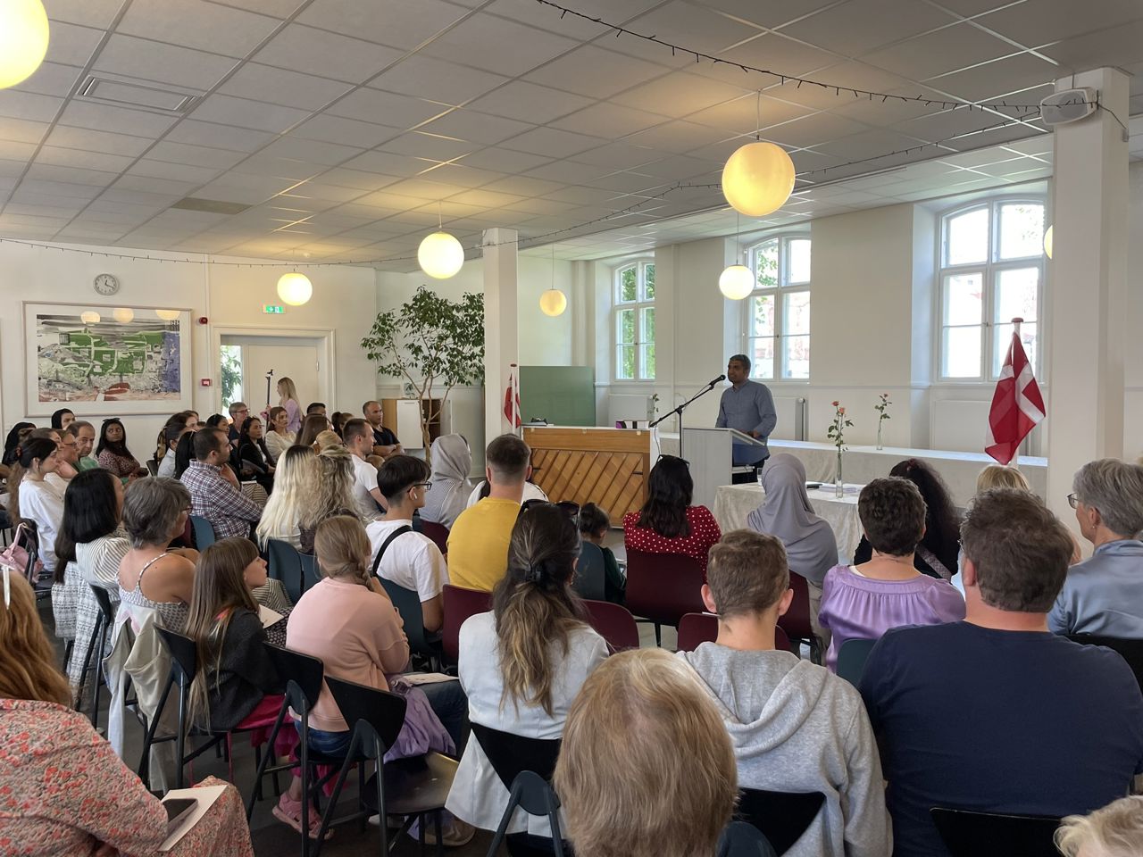 Ihtisham Amin ønskede sine medkursister tillykke med eksamensbeviset