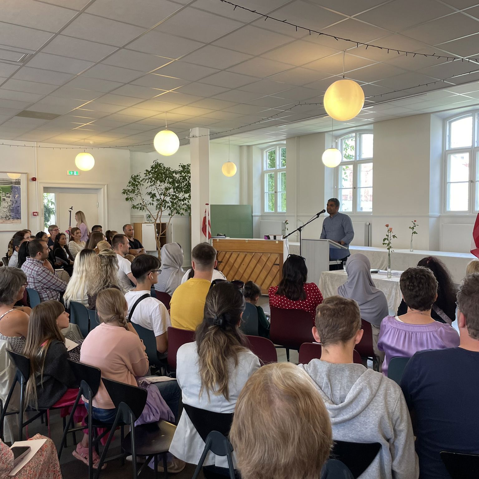 Ihtisham Amin ønskede sine medkursister tillykke med eksamensbeviset