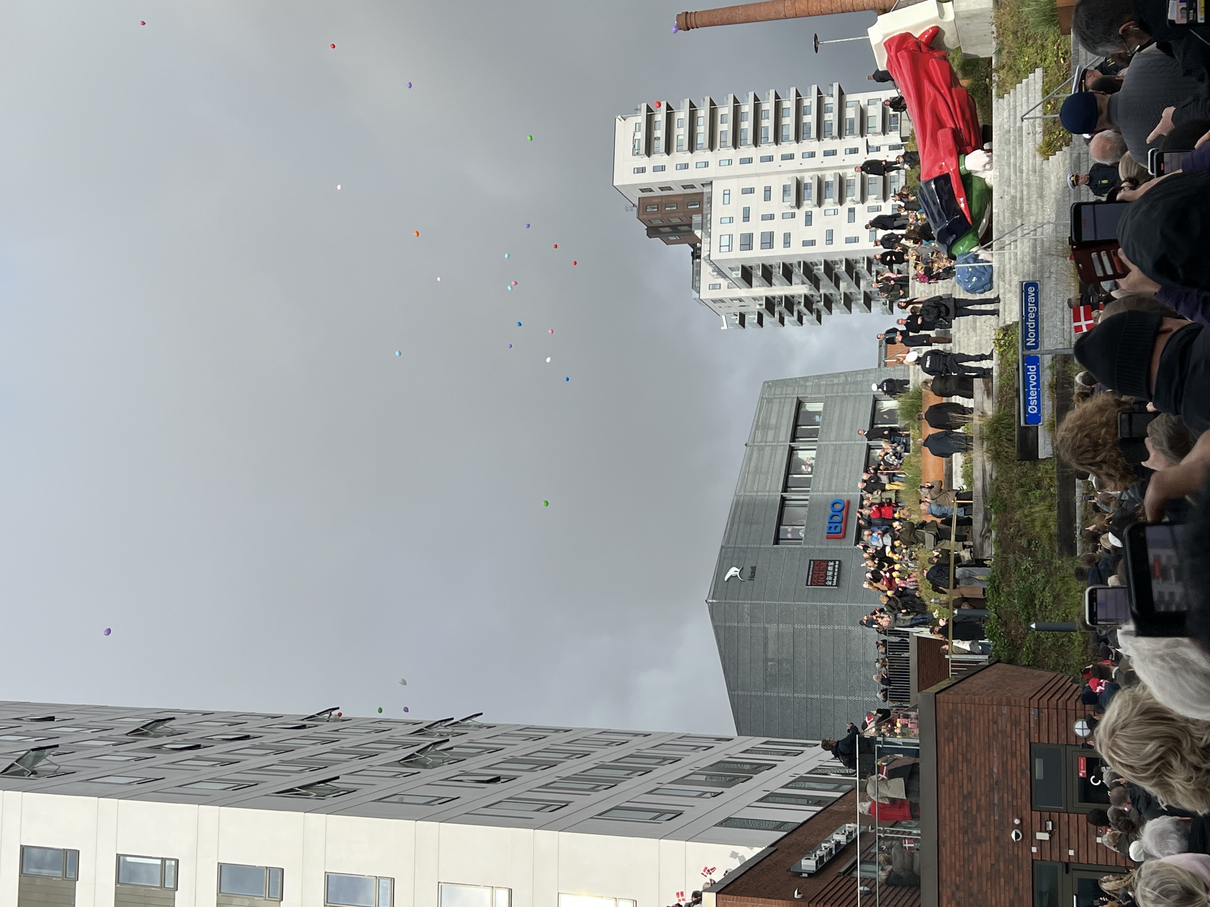 Balloner over Thors Trappe til ære for Kongeparret