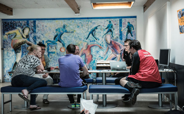 Voksne siddende i samtale om bord