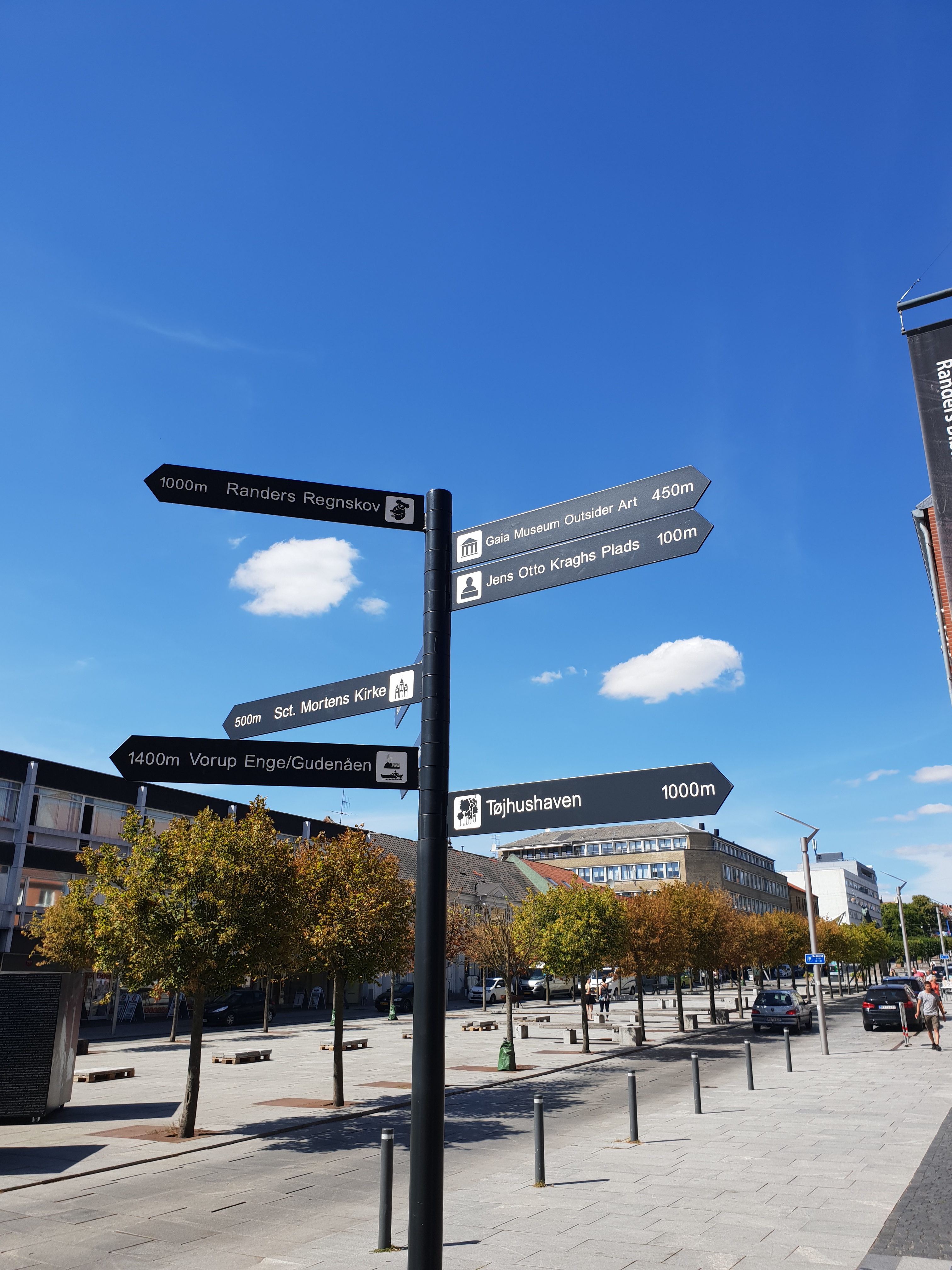 Skilte på Østervold som viser vej til attraktioner