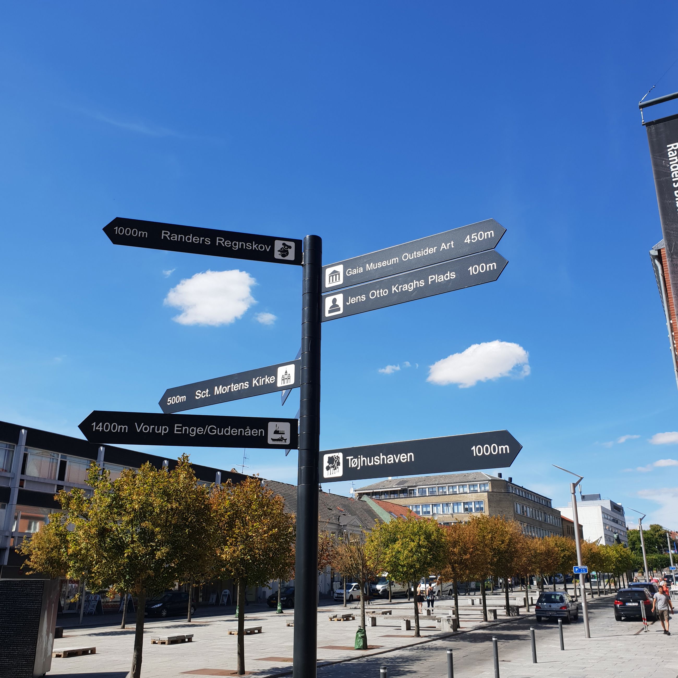 Skilte på Østervold som viser vej til attraktioner