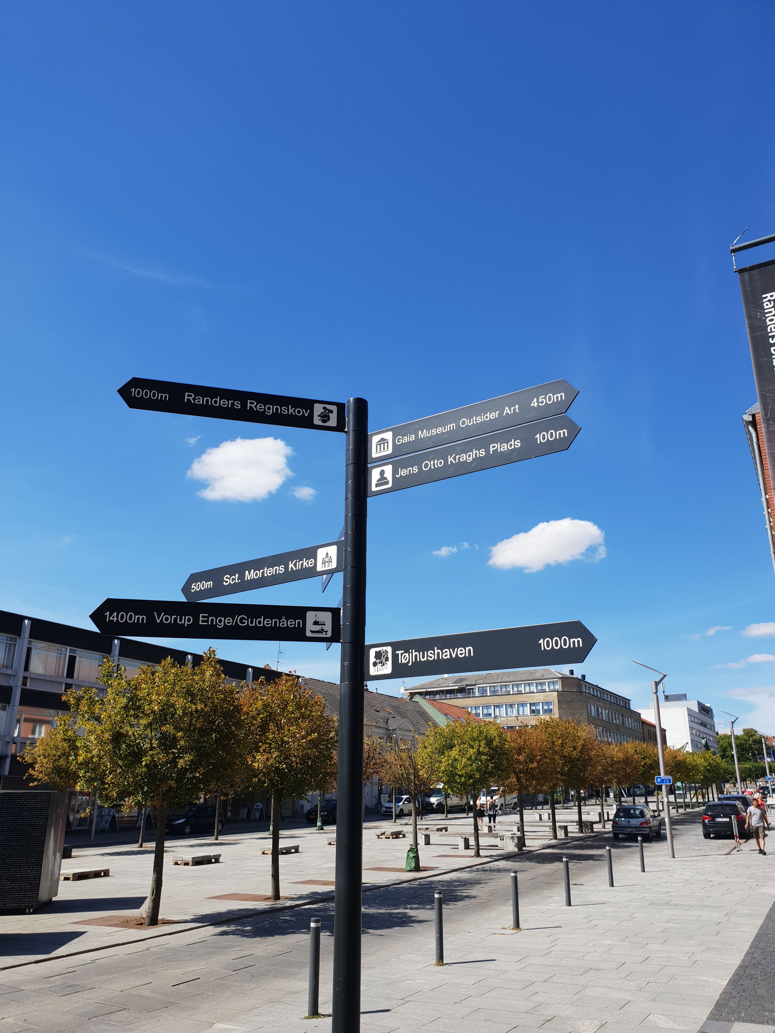 Skilte på Østervold som viser vej til attraktioner